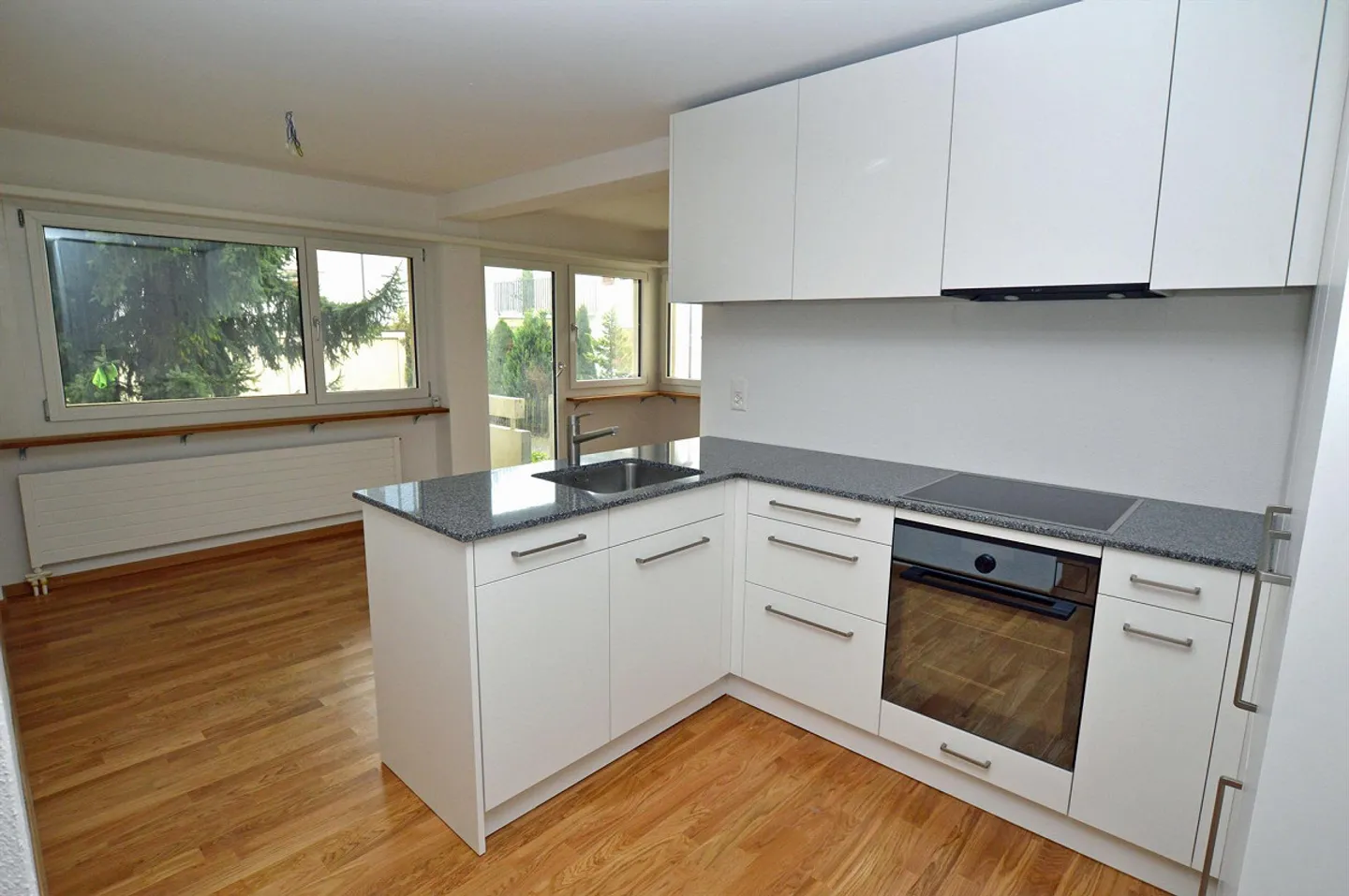 Appartement de jardin moderne de 4,5 pièces dans un quartier résidentiel calme - Photo 3 sur 11