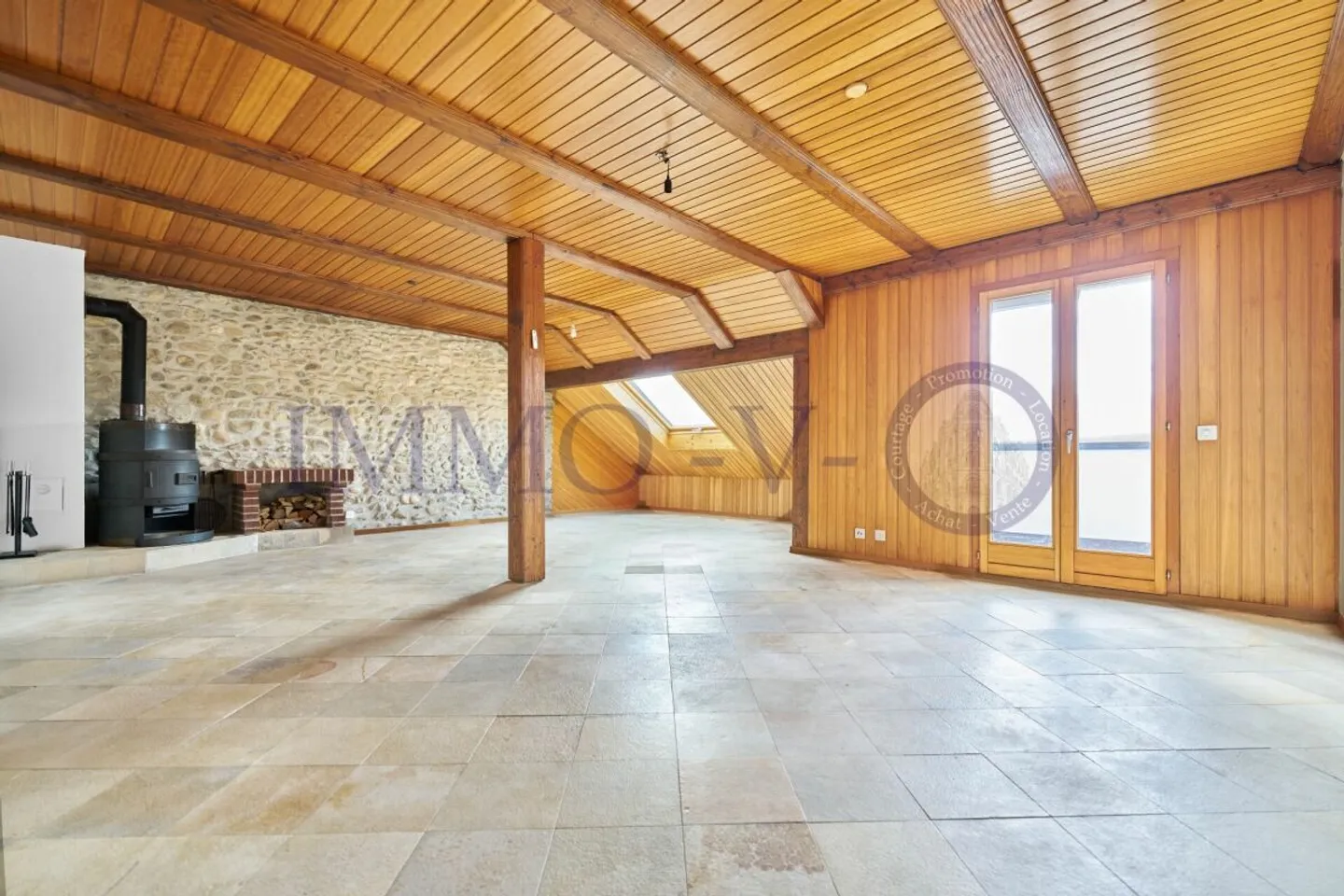 SPAZIOSO CON CARATTERE E BALCONE CON VISTA LIBERA - Foto 1 di 9