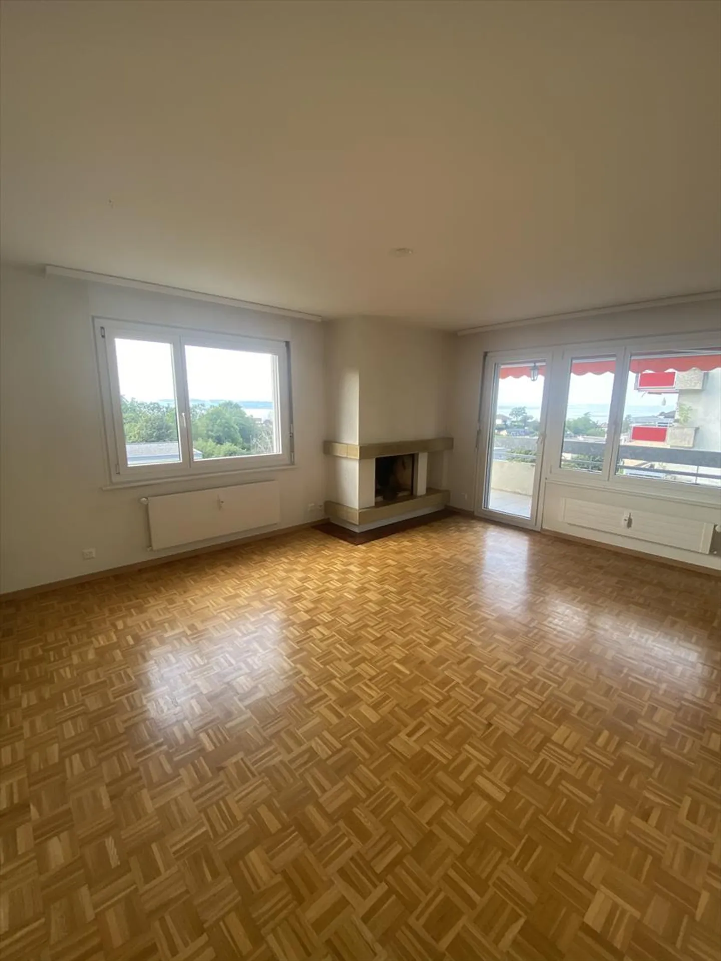 Magnifico appartamento di 5,5 stanze con balcone e vista lago a Hauterive! - Foto 1 di 14