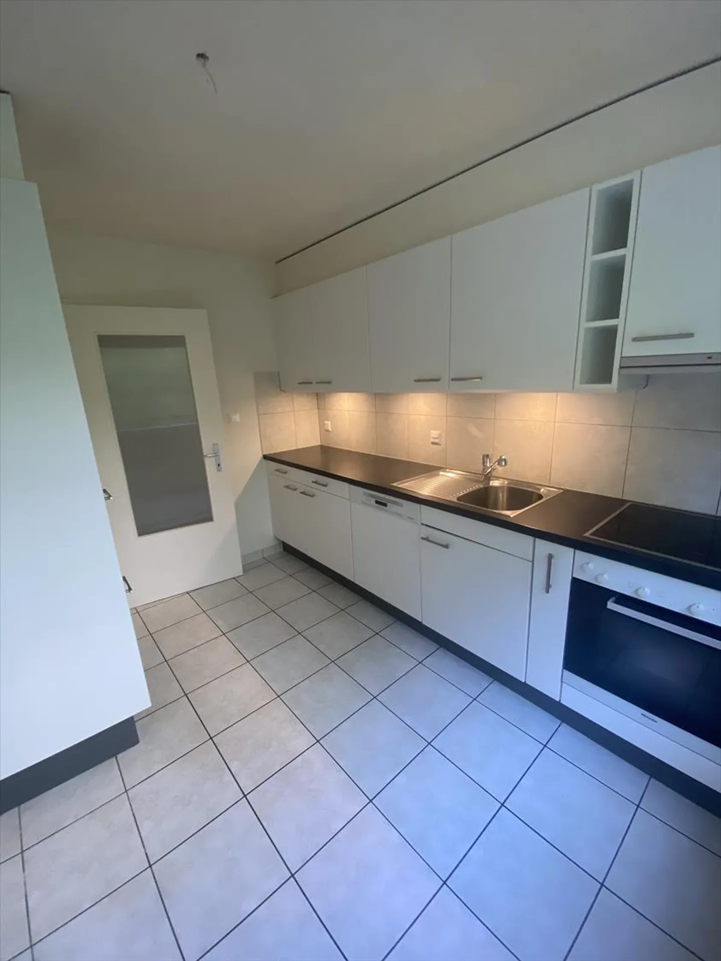 Magnifico appartamento di 5,5 stanze con balcone e vista lago a Hauterive! - Foto 6 di 14