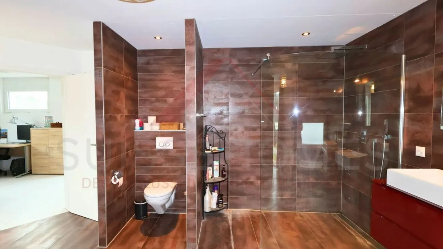 Close to Porrentruy (3 km) - exceptional villa: generous volumes, high-end finishes, terraces, jacuzzi, landscaped garden - Photo 17 of 22