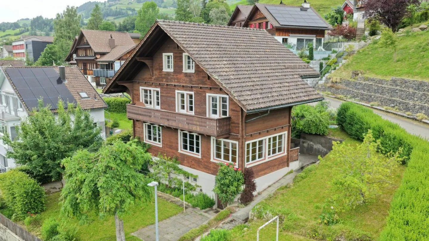 Chalet en bois charmant avec jardin et vue dégagée - Photo 1 sur 18