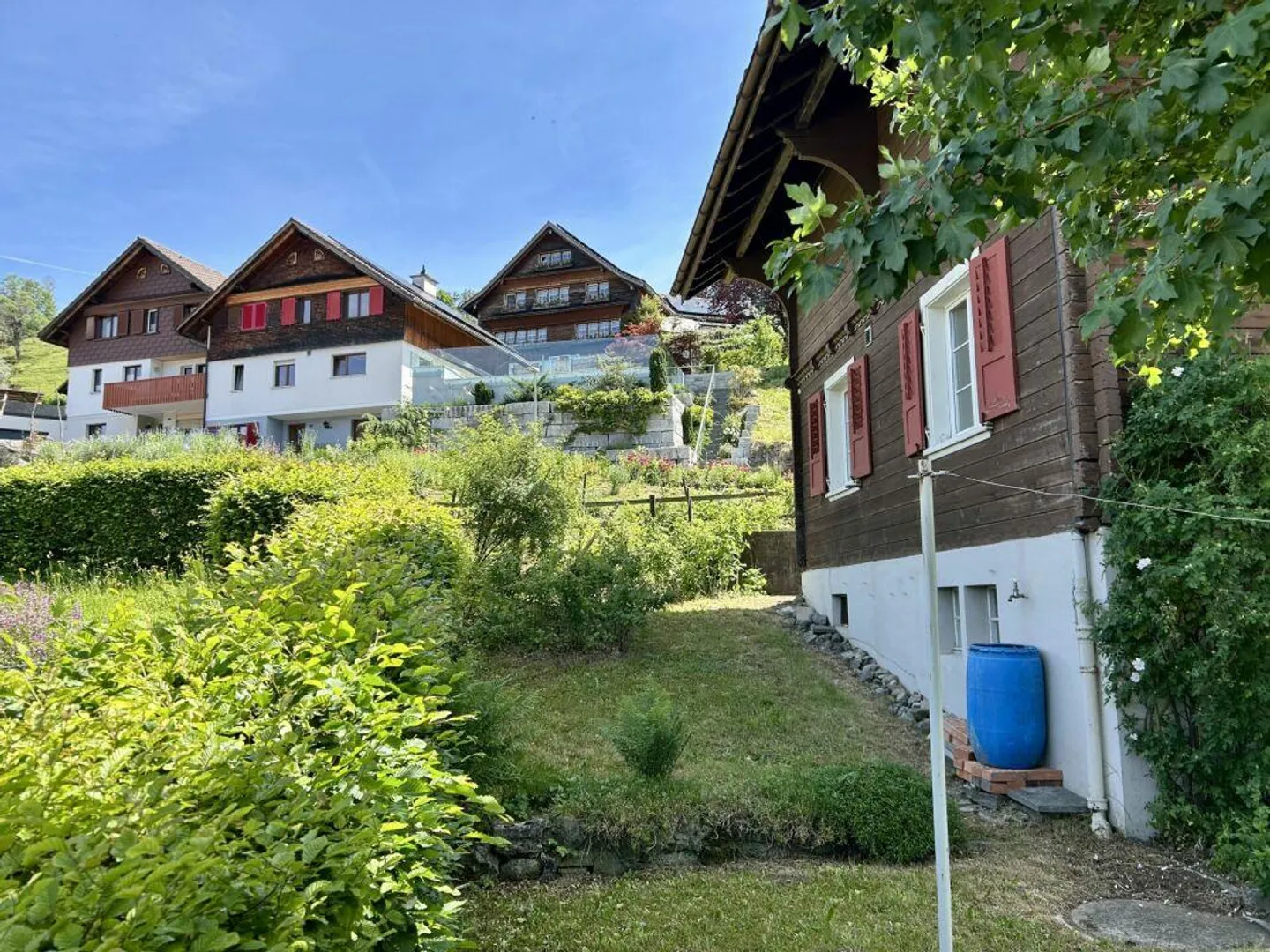 Chalet en bois charmant avec jardin et vue dégagée - Photo 15 sur 18
