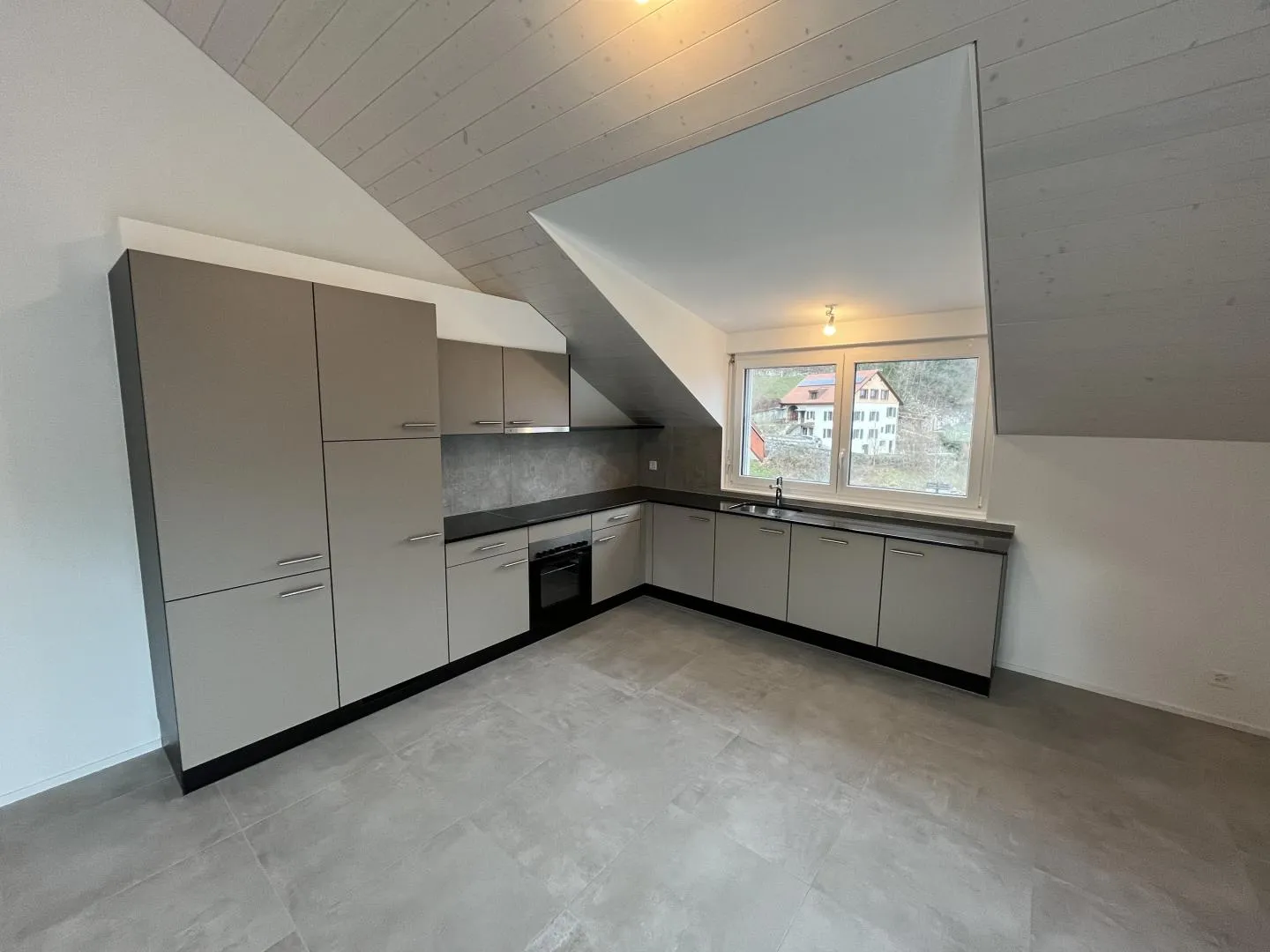 Ampio appartamento mansardato, moderno e nuovo - Foto 5 di 13
