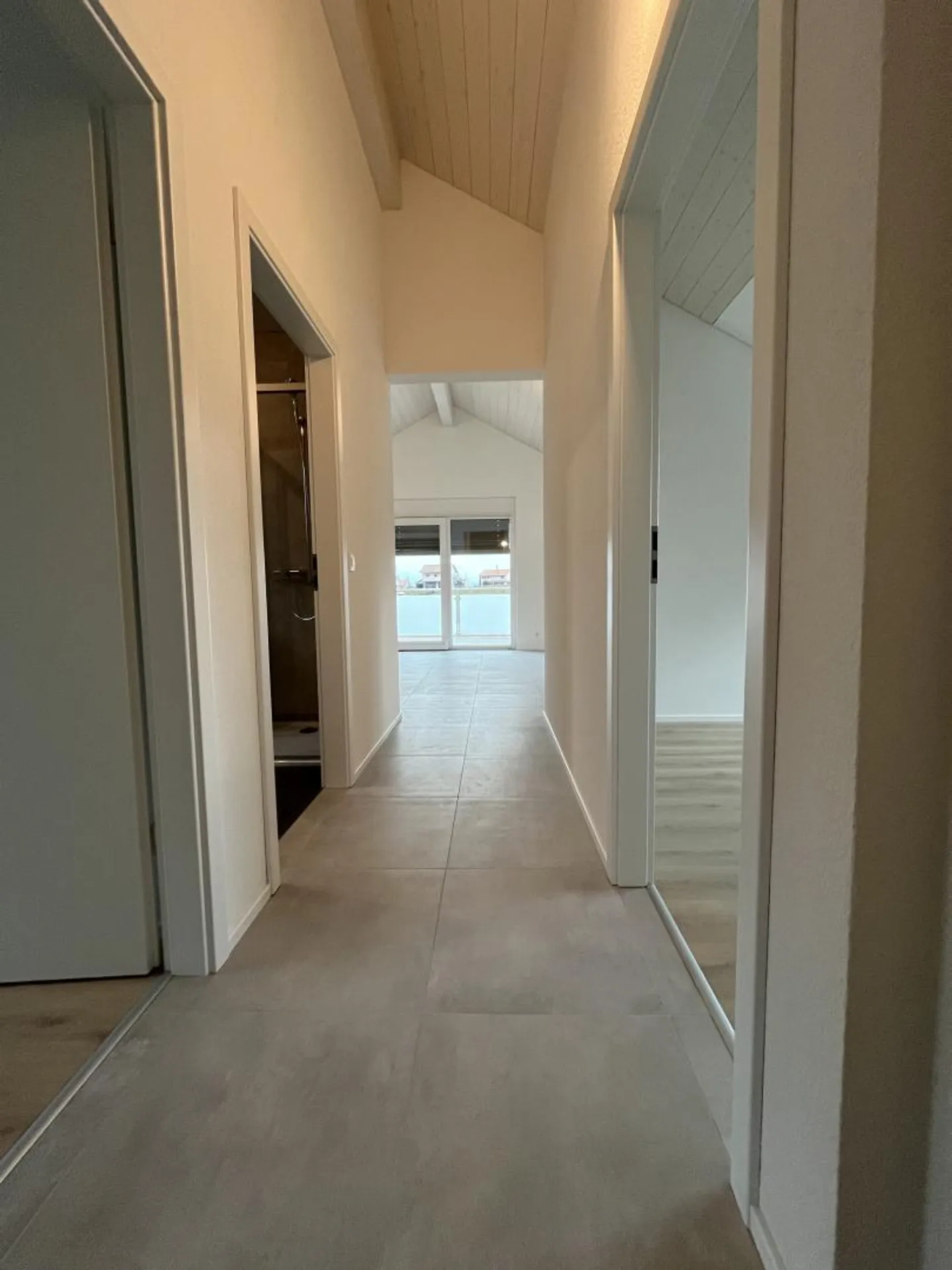 Ampio appartamento mansardato, moderno e nuovo - Foto 10 di 13