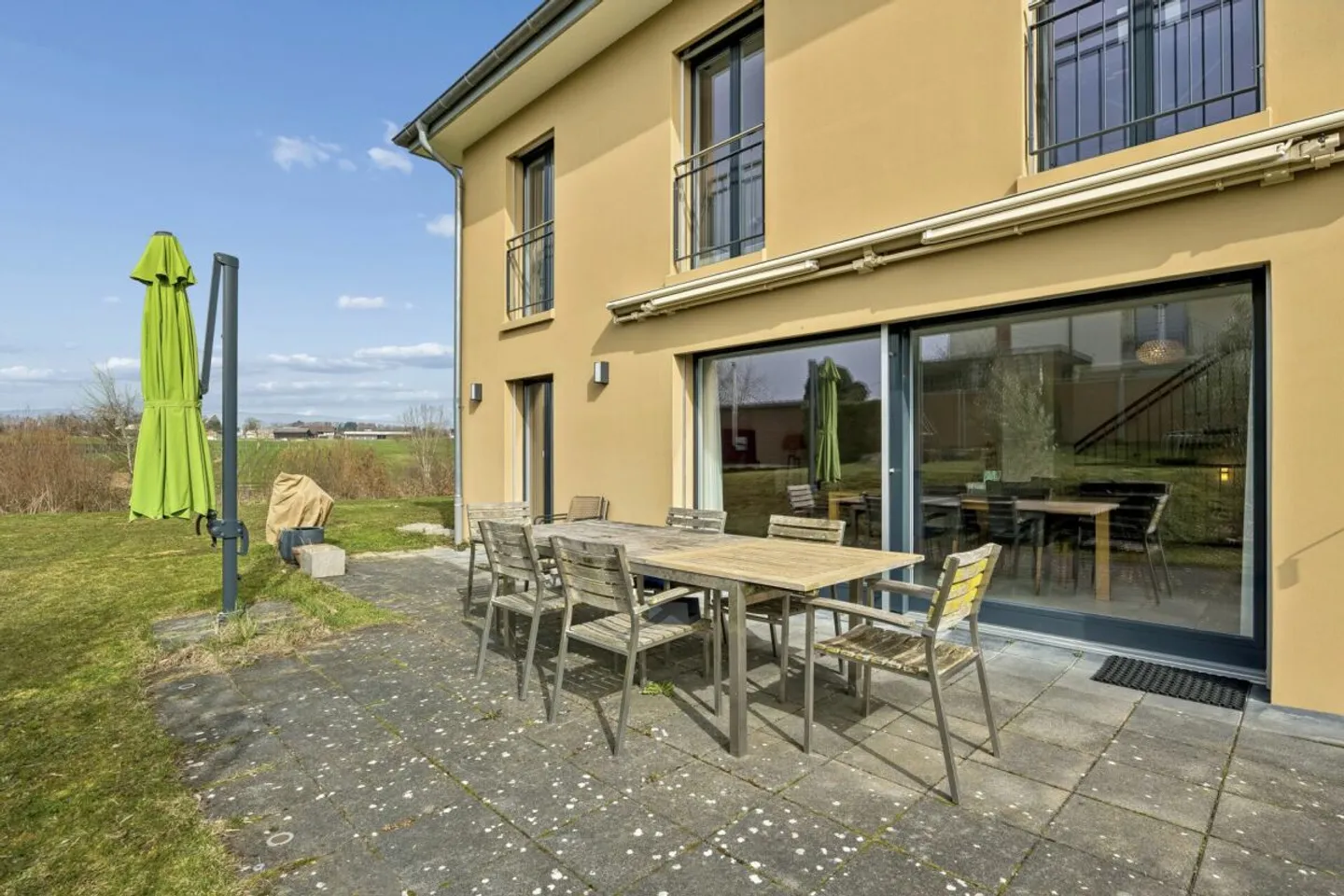 Elegante casa unifamiliare con giardino paradisiaco e vista - Foto 10 di 13