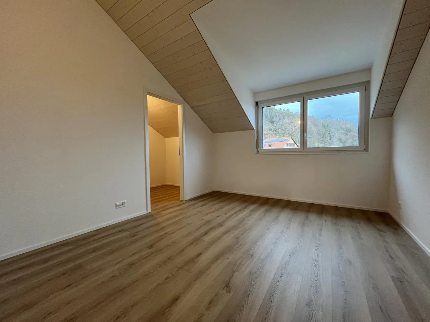 Ampio appartamento mansardato, moderno e nuovo - Foto 7 di 13