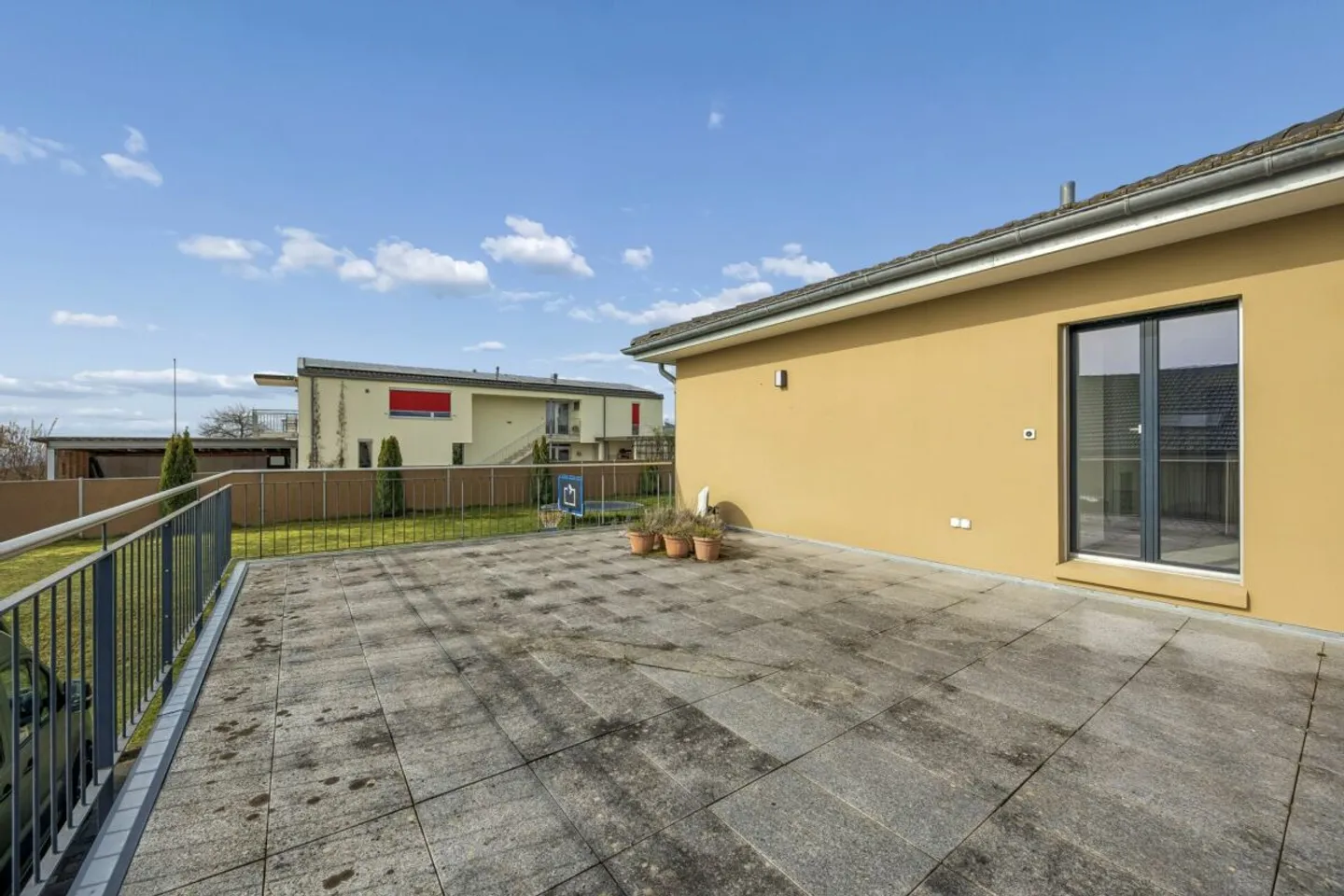 Elegante casa unifamiliare con giardino paradisiaco e vista - Foto 9 di 13
