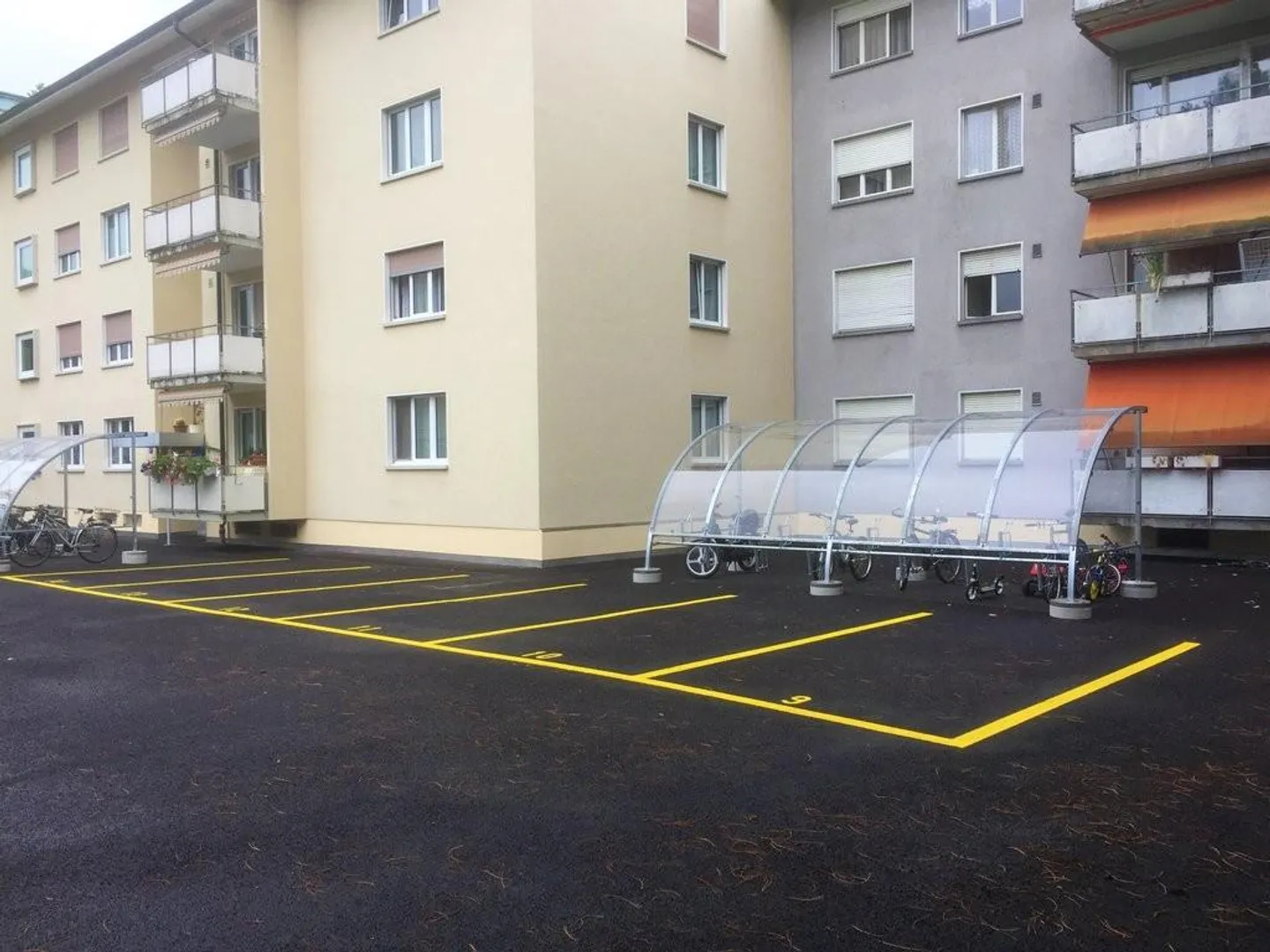 Don't want to search for parking? Rent an outdoor parking space now - Photo 1 of 2