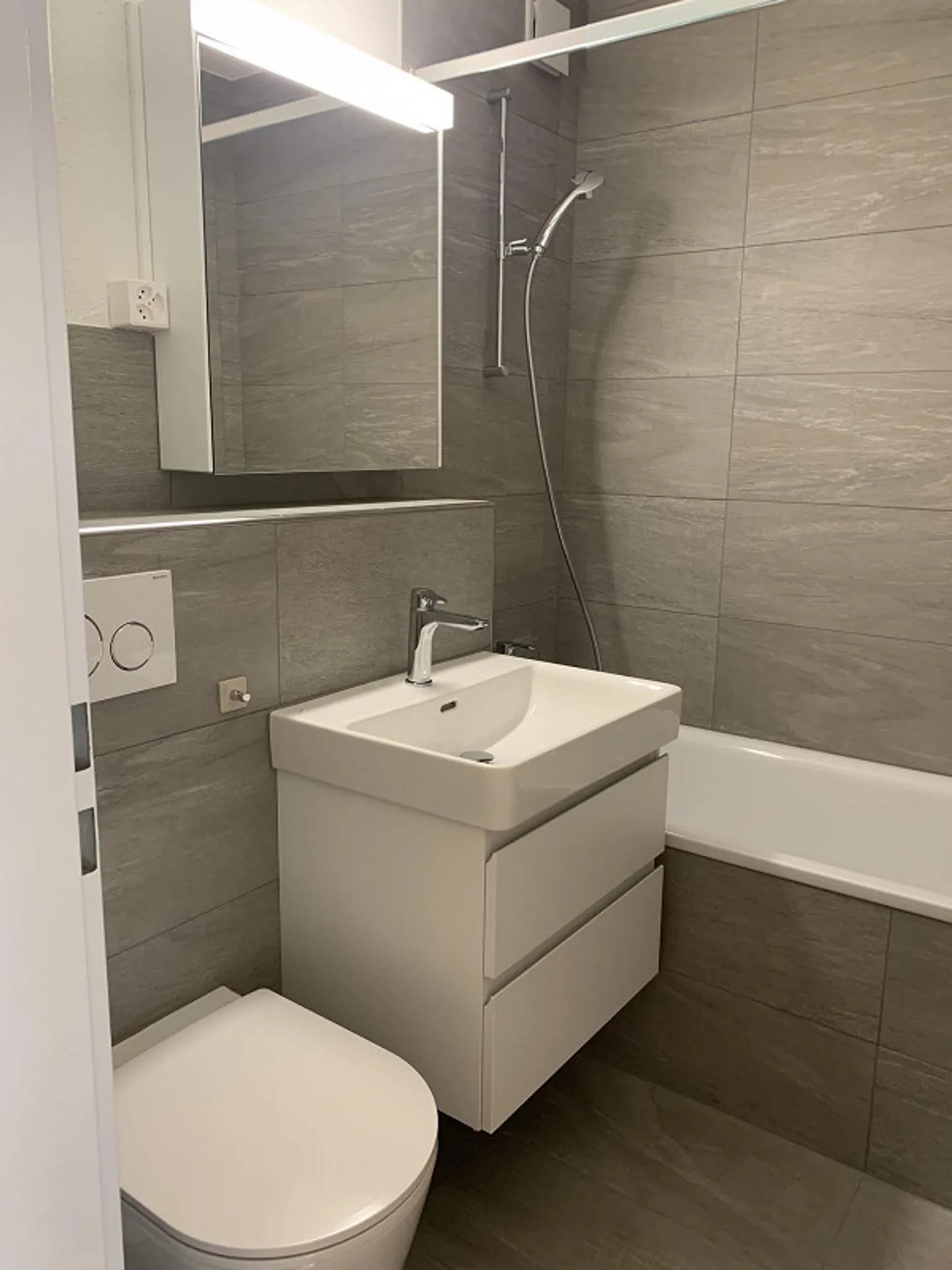 Appartement moderne de 3,5 pièces avec terrasse à Kreuzlingen, y compris place de parking - Photo 3 sur 8