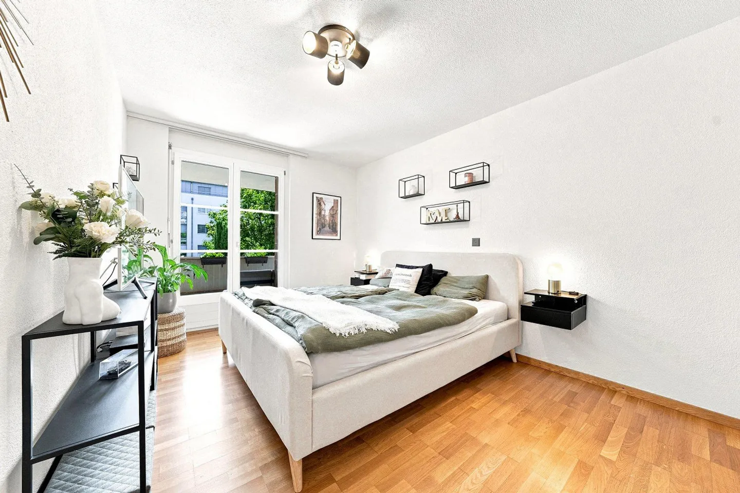 Stylish living with large balcony - Photo 4 of 10
