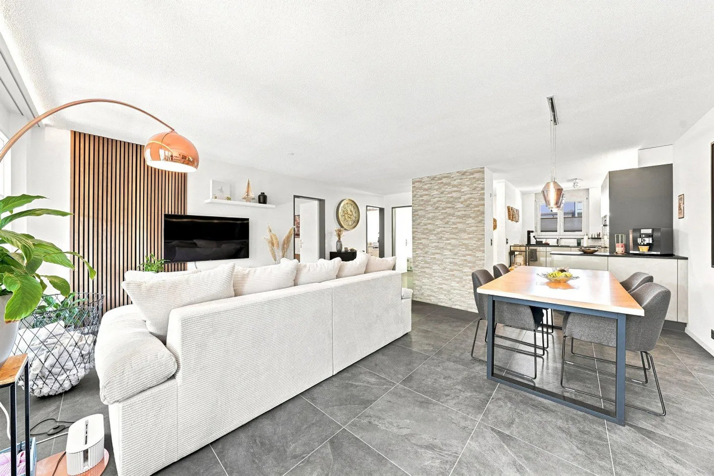 Stylish living with large balcony - Photo 5 of 10