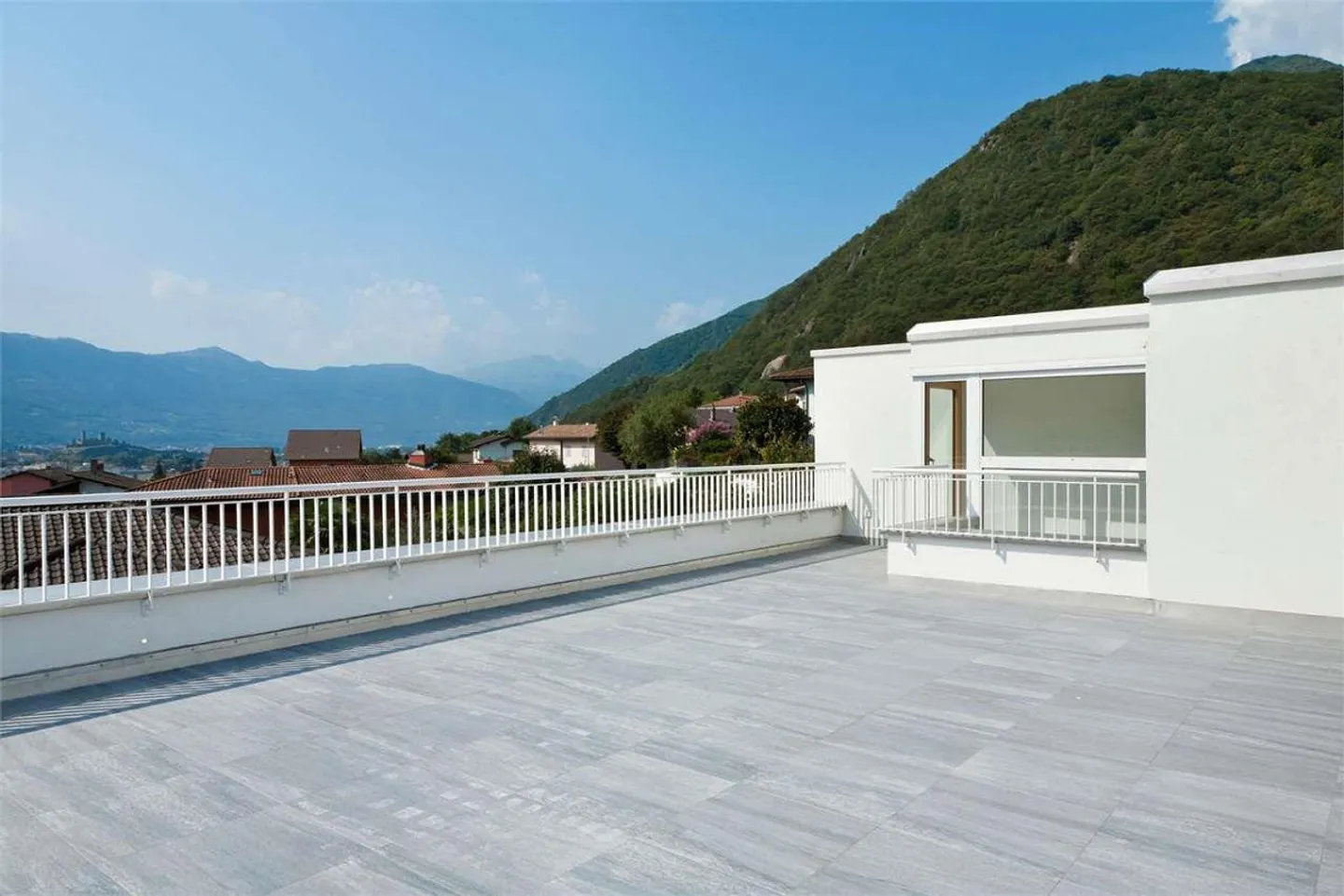 LOCARNO - Penthouse 4,5 grande terrasse et belle vue - Photo 1 sur 8