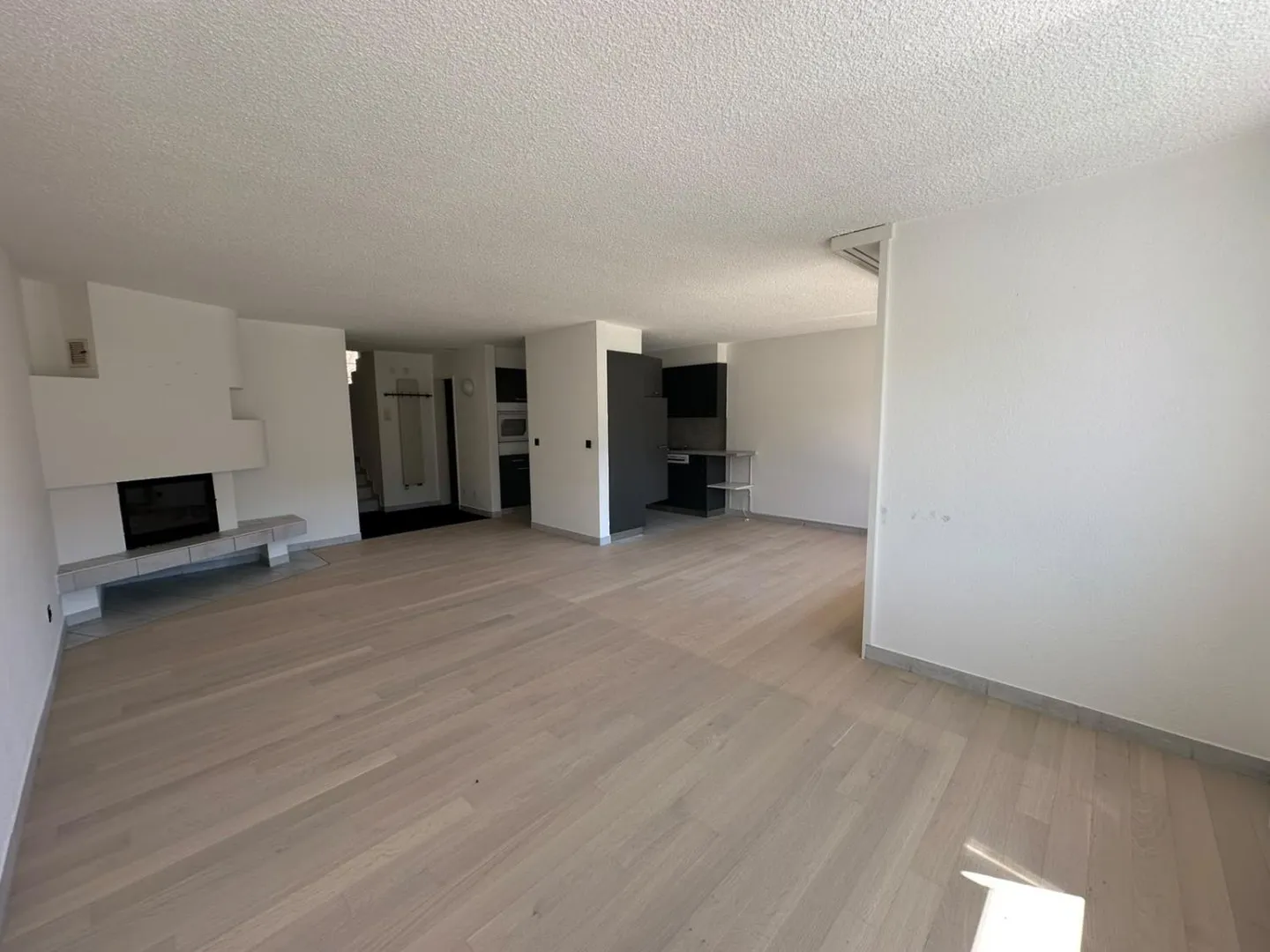 Ampio appartamento di 5,5 locali con terrazza a Saint-Imier - Foto 3 di 17