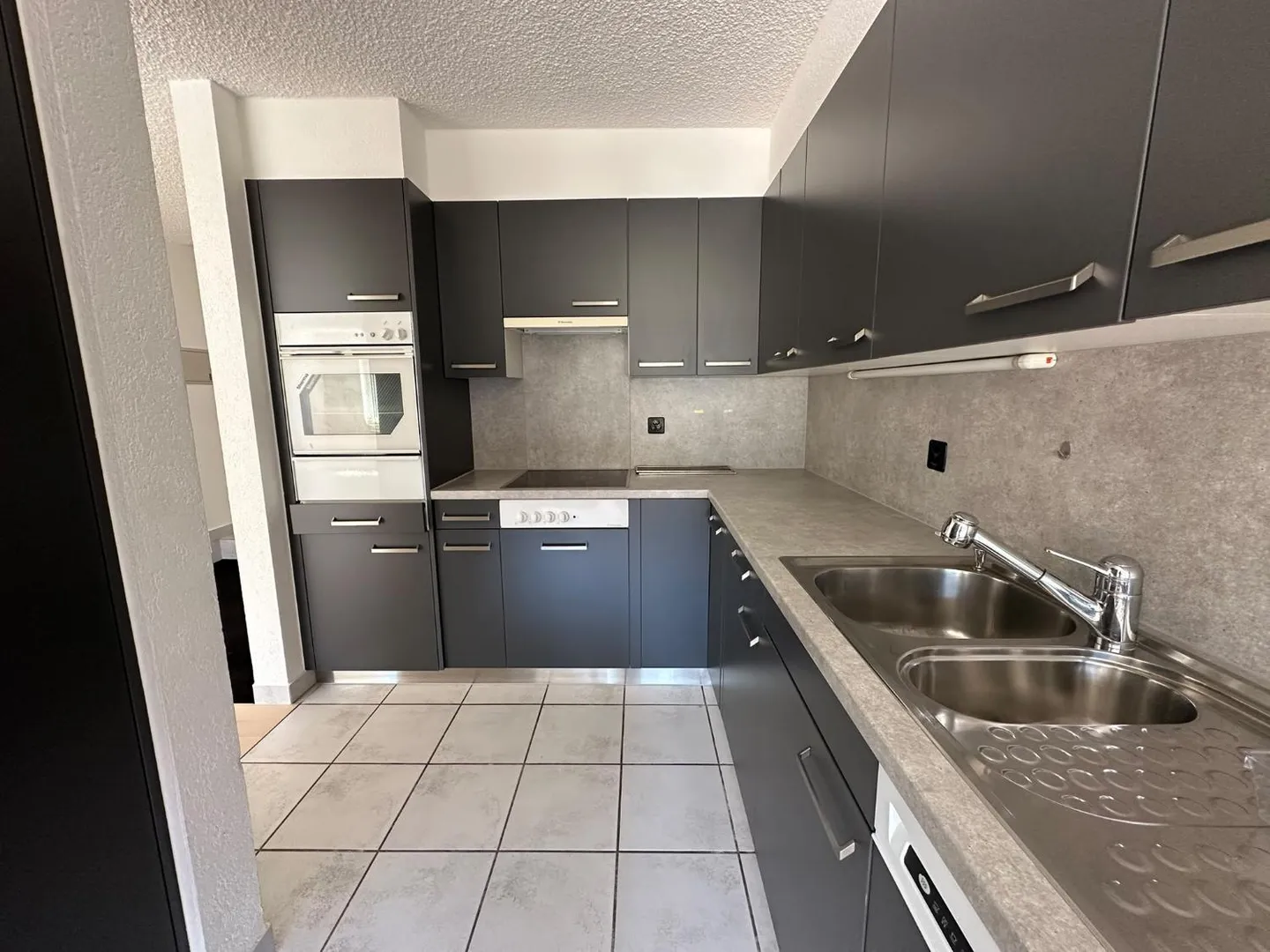 Ampio appartamento di 5,5 locali con terrazza a Saint-Imier - Foto 4 di 17
