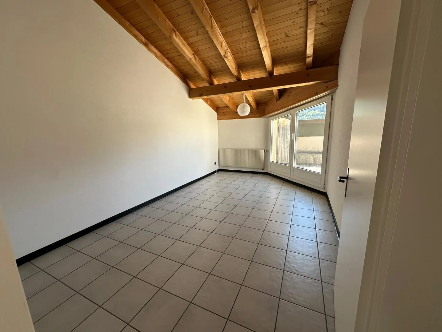 Ampio appartamento di 5,5 locali con terrazza a Saint-Imier - Foto 11 di 17