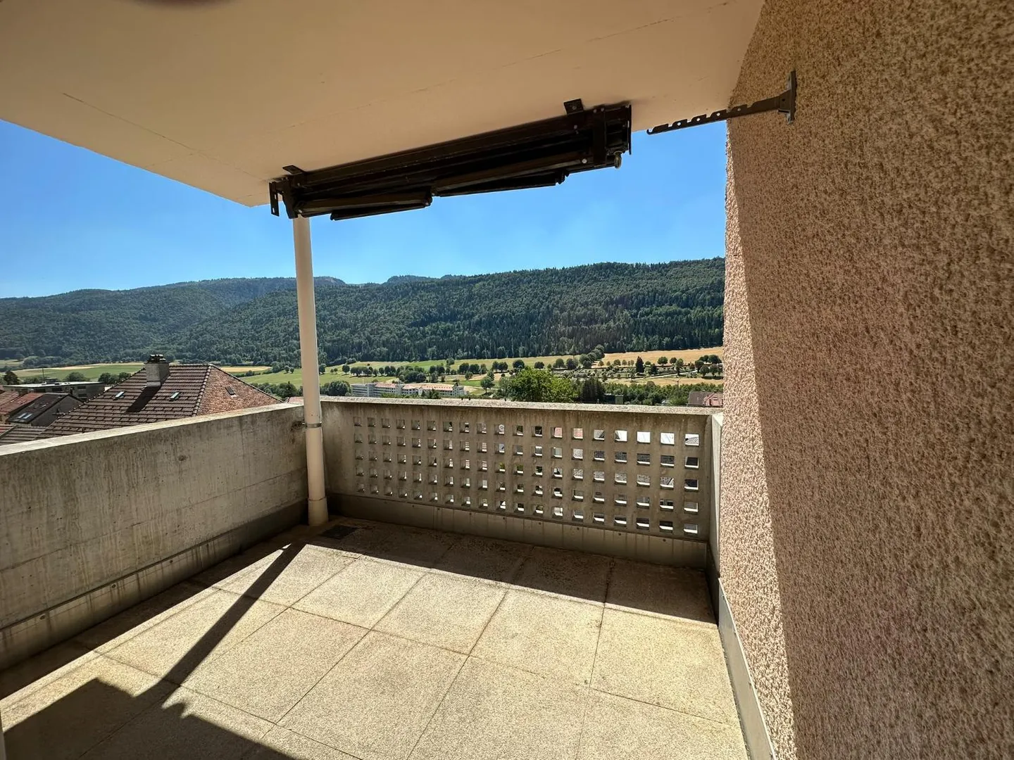 Ampio appartamento di 5,5 locali con terrazza a Saint-Imier - Foto 12 di 17