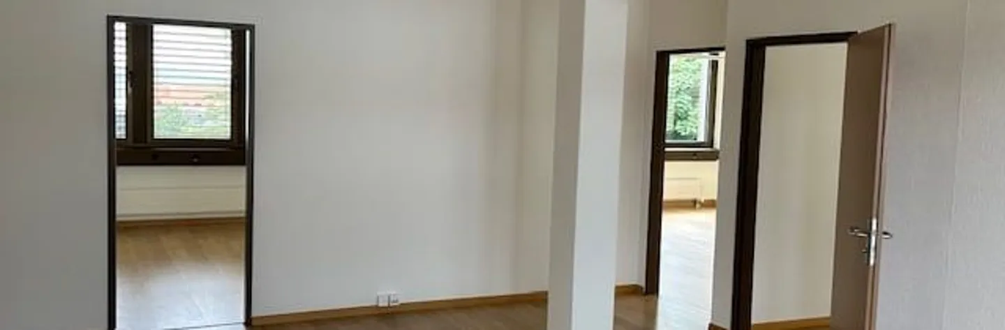 Uffici luminosi e sviluppati con vista per un lavoro ispiratore - Foto 3 di 10