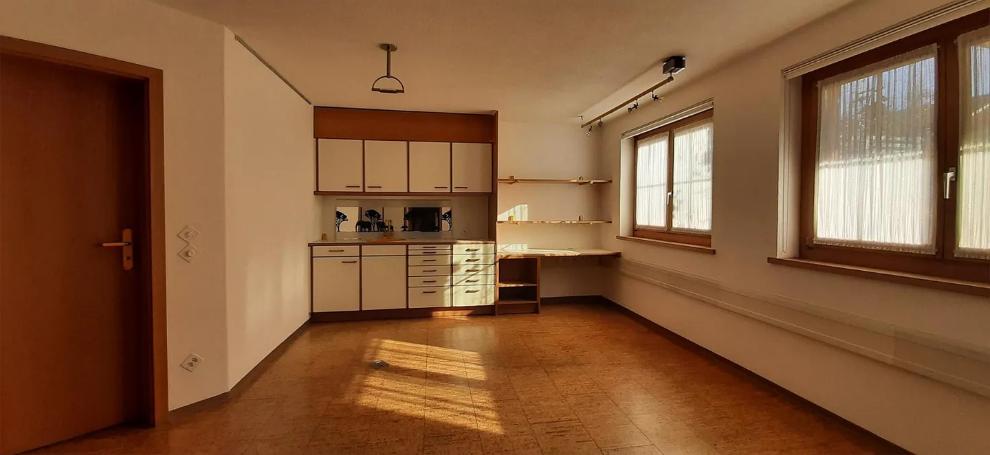 Spacious, elegant practice in well-maintained property - Photo 1 of 12