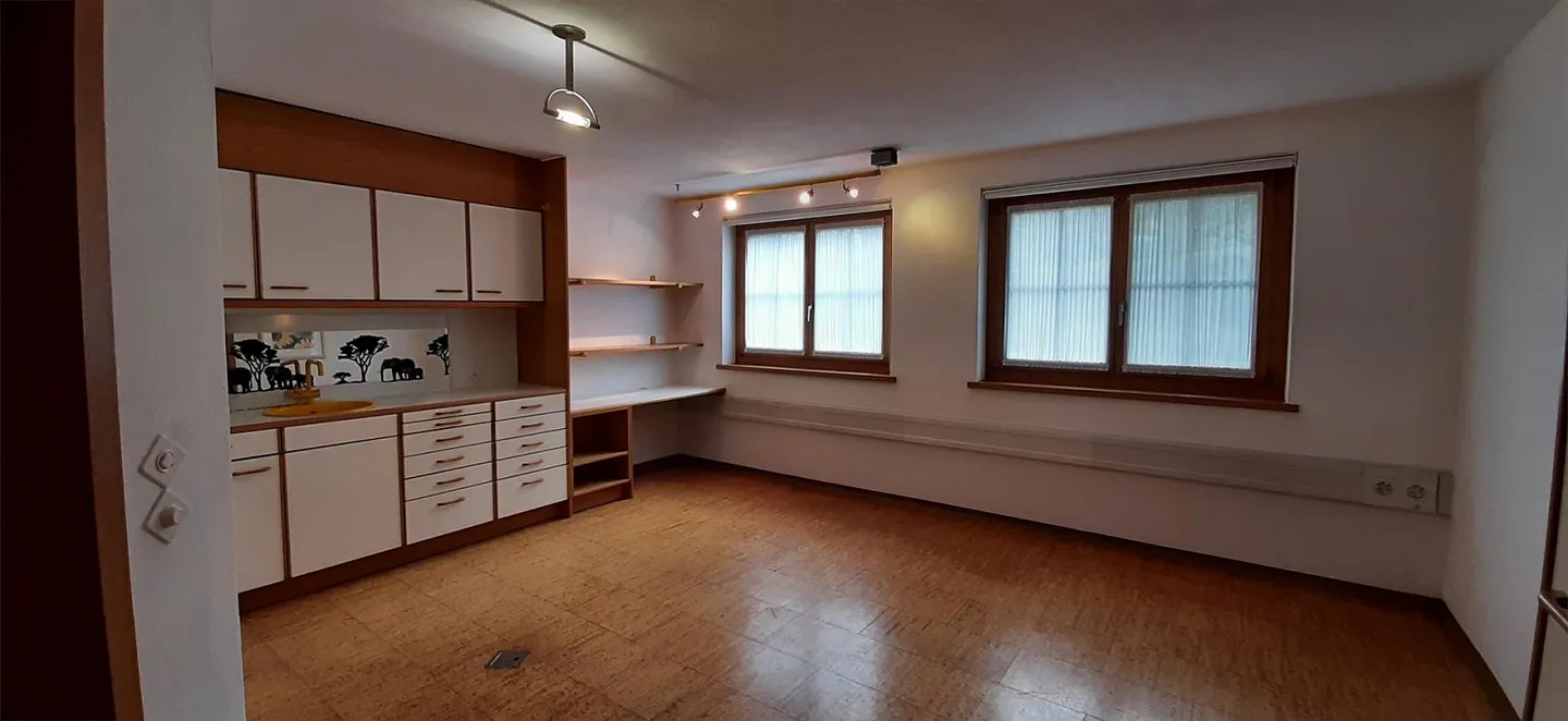 Spacious, elegant practice in well-maintained property - Photo 2 of 12