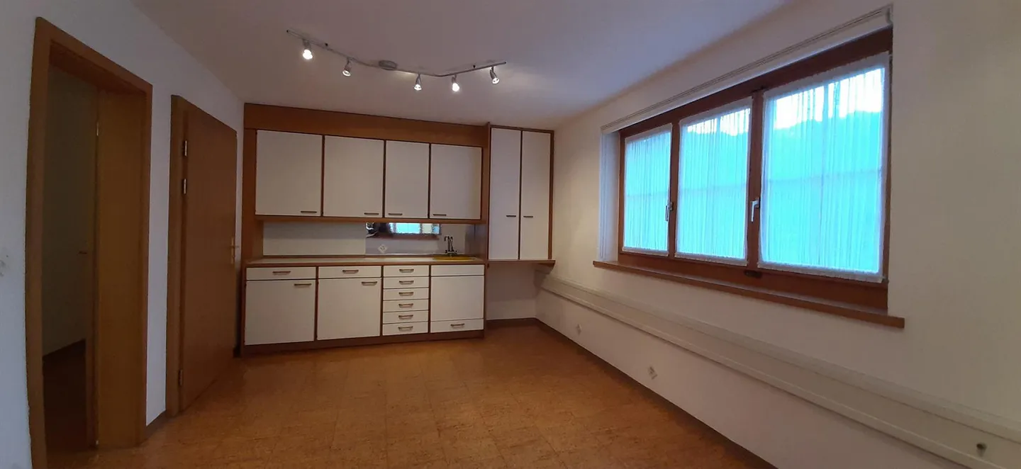 Spacious, elegant practice in well-maintained property - Photo 3 of 12