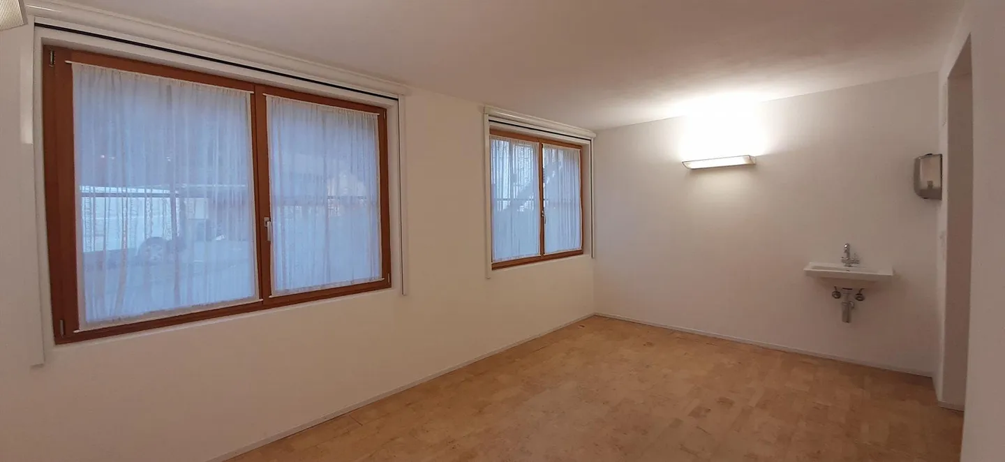 Spacious, elegant practice in well-maintained property - Photo 4 of 12
