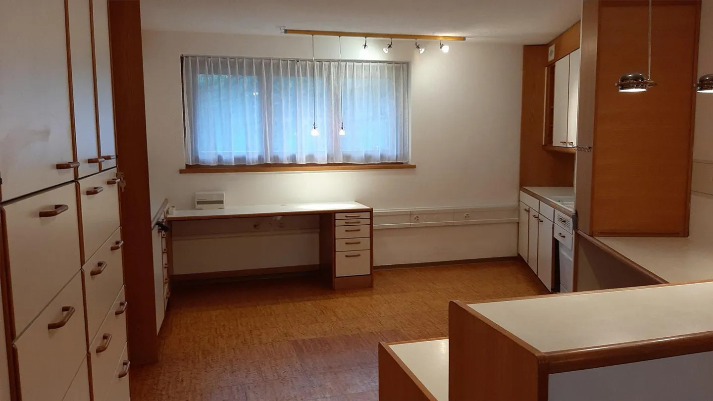Spacious, elegant practice in well-maintained property - Photo 5 of 12