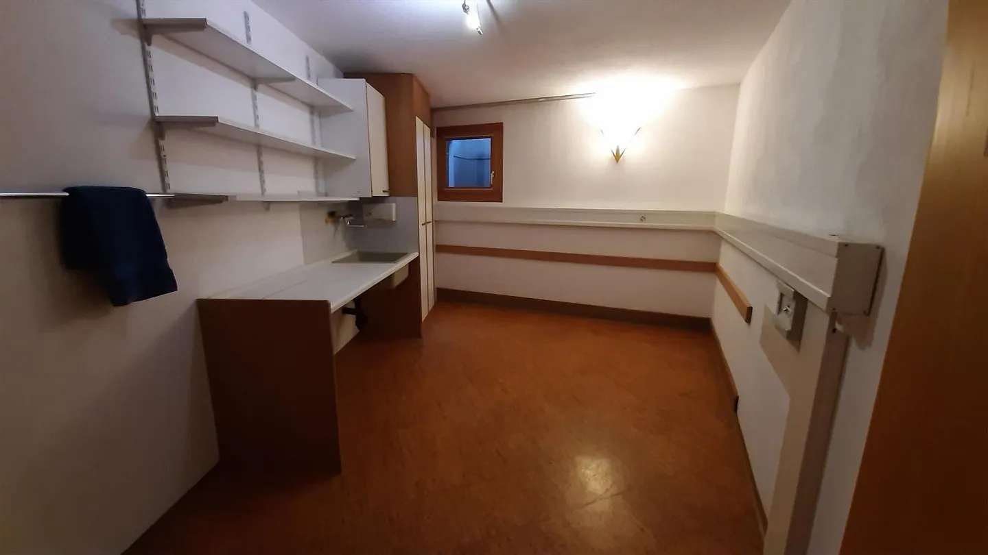 Spacious, elegant practice in well-maintained property - Photo 8 of 12