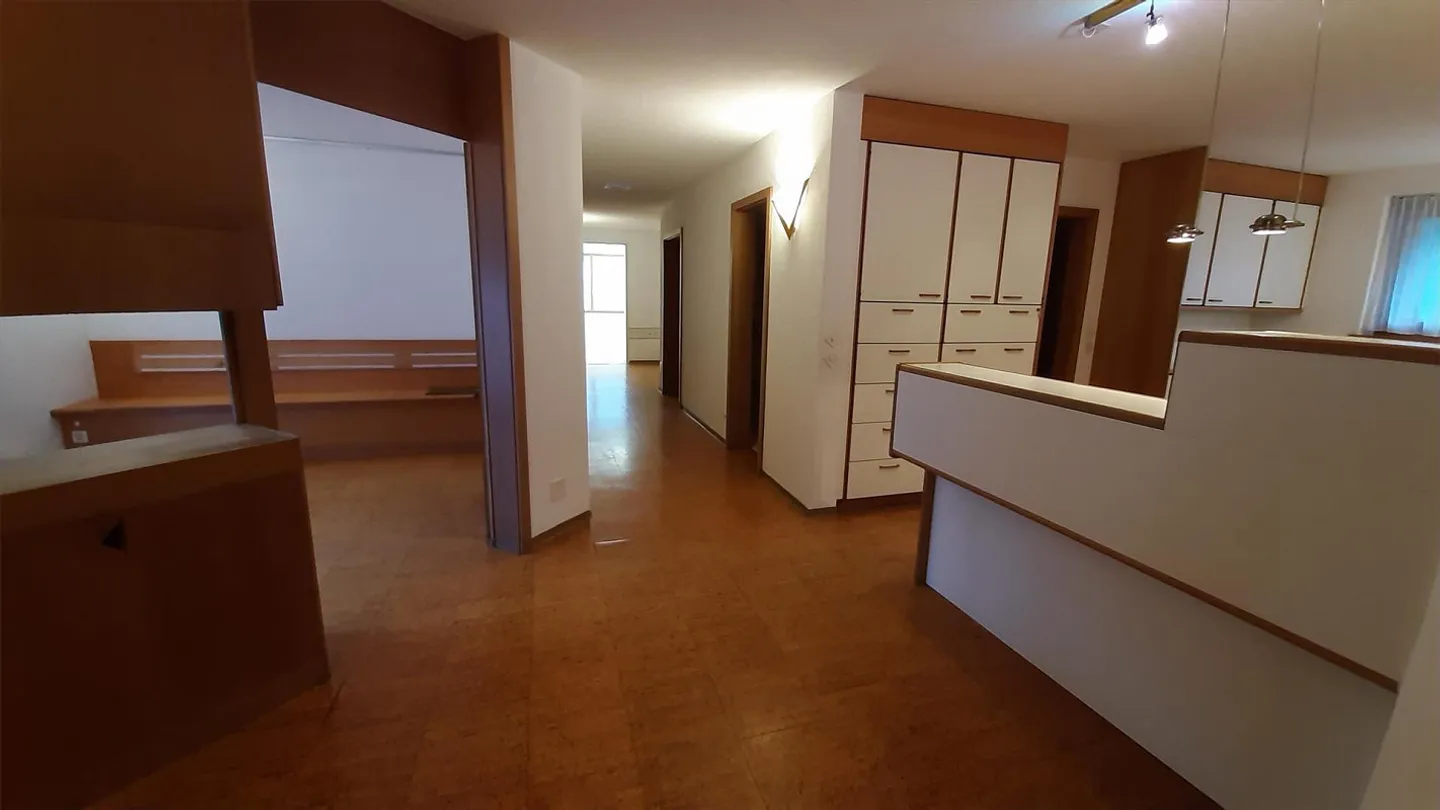 Spacious, elegant practice in well-maintained property - Photo 6 of 12