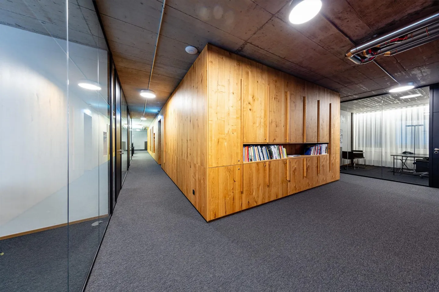 Representative, largely developed office space on the 1st floor - Photo 2 of 7