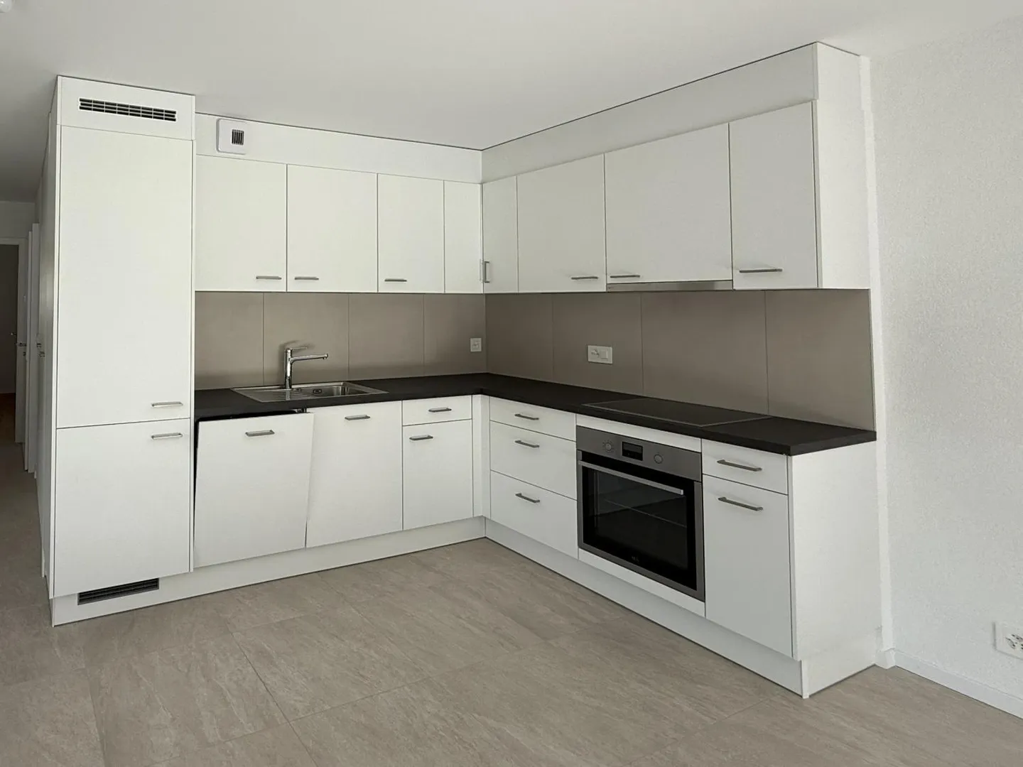 2.5 Room Apartment - Photo 2 of 7