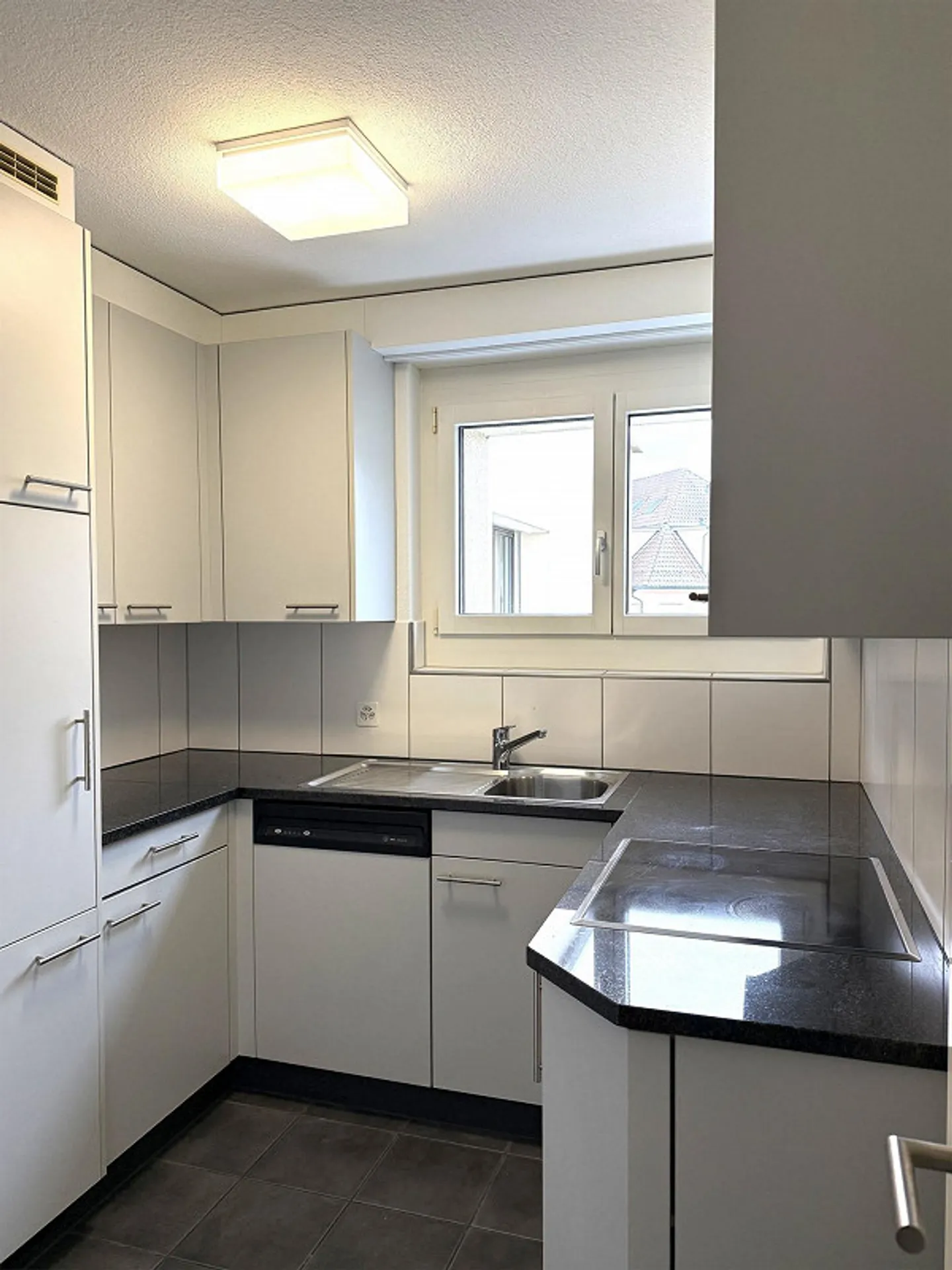 Charming 4.5 Room Apartment - Photo 2 of 9