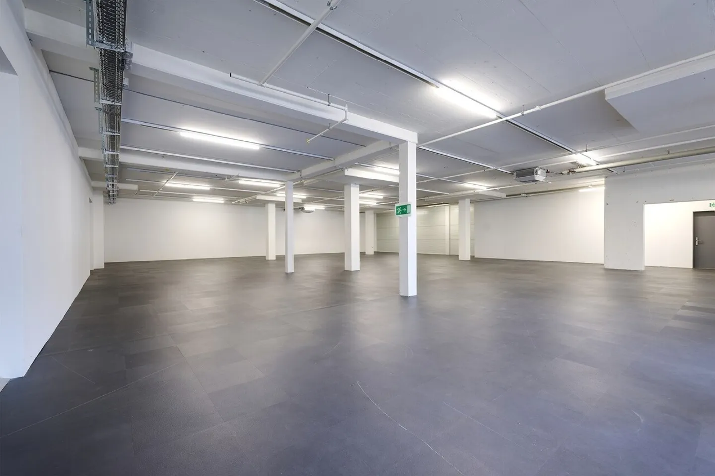 Servizio/Produzione con vista sul Castello di Thun / NESSUN CENTRO FITNESS - Foto 3 di 13