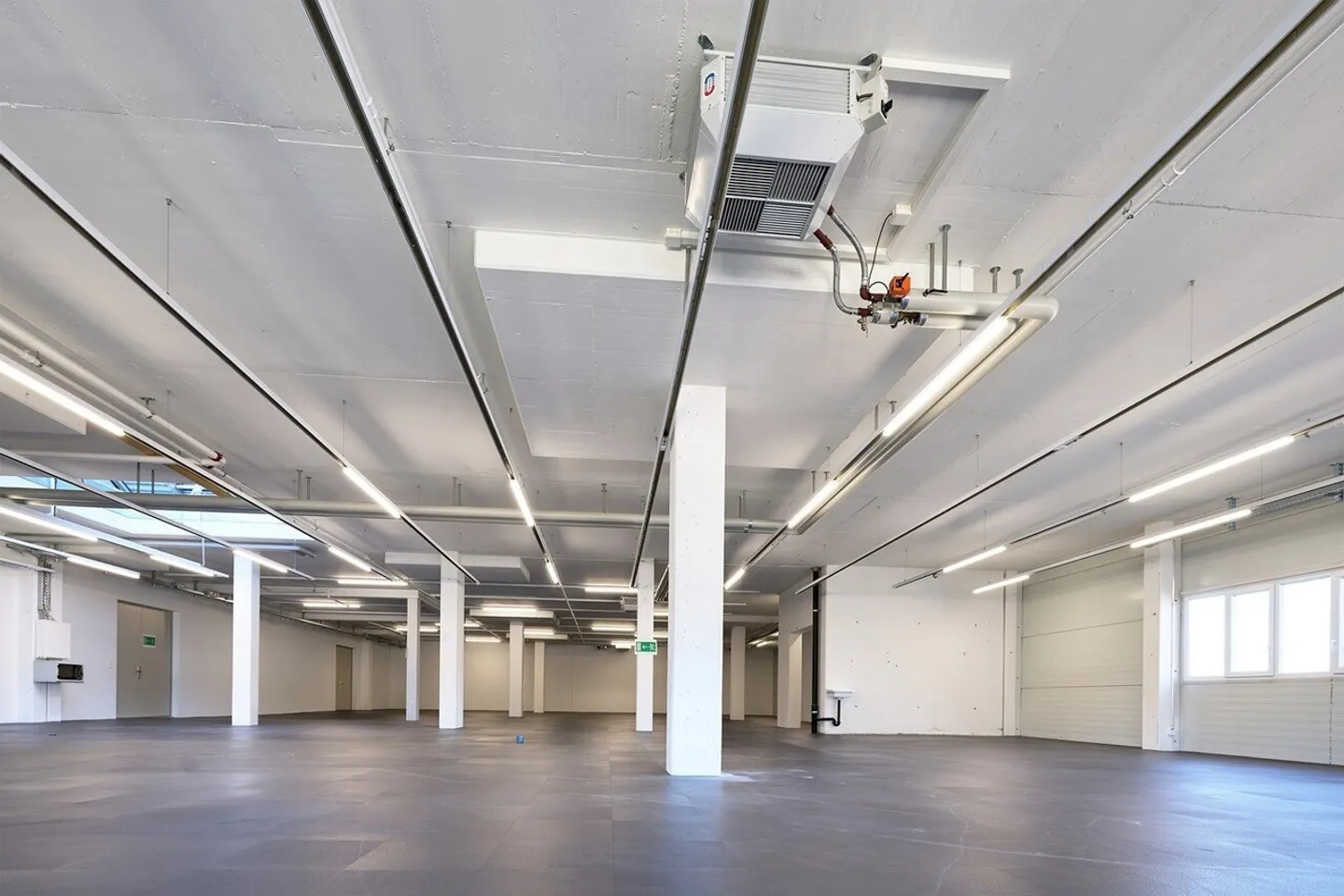 Servizio/Produzione con vista sul Castello di Thun / NESSUN CENTRO FITNESS - Foto 9 di 13