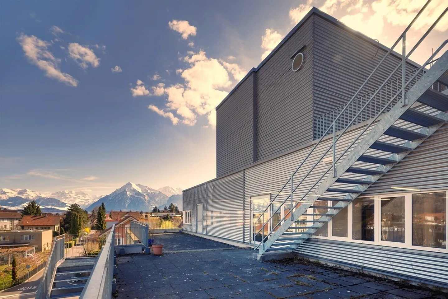 Servizio/Produzione con vista sul Castello di Thun / NESSUN CENTRO FITNESS - Foto 1 di 13