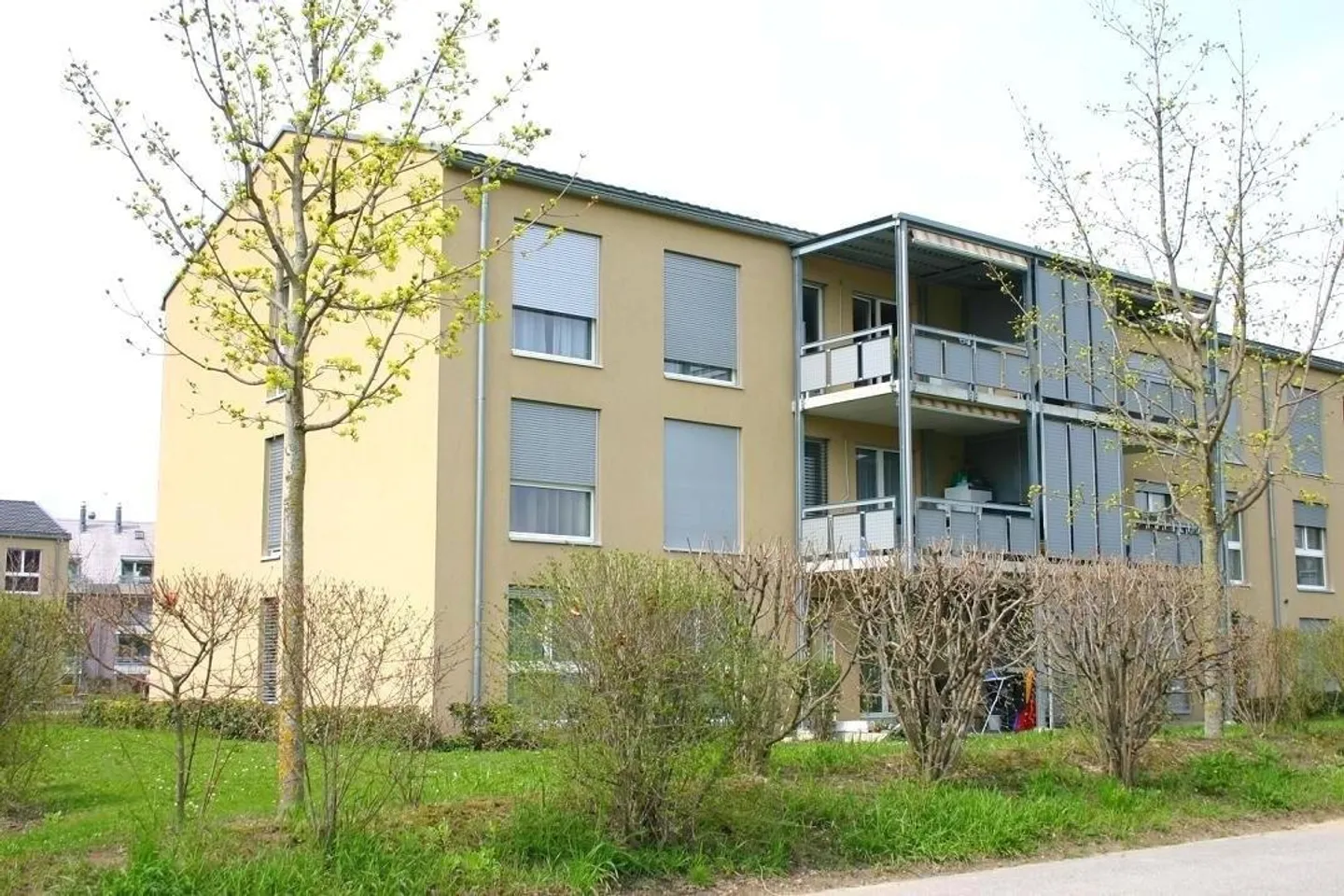 Appartement 3.5 pièces de 78 m² au rez-de-chaussée avec coin jardin - Photo 1 sur 9