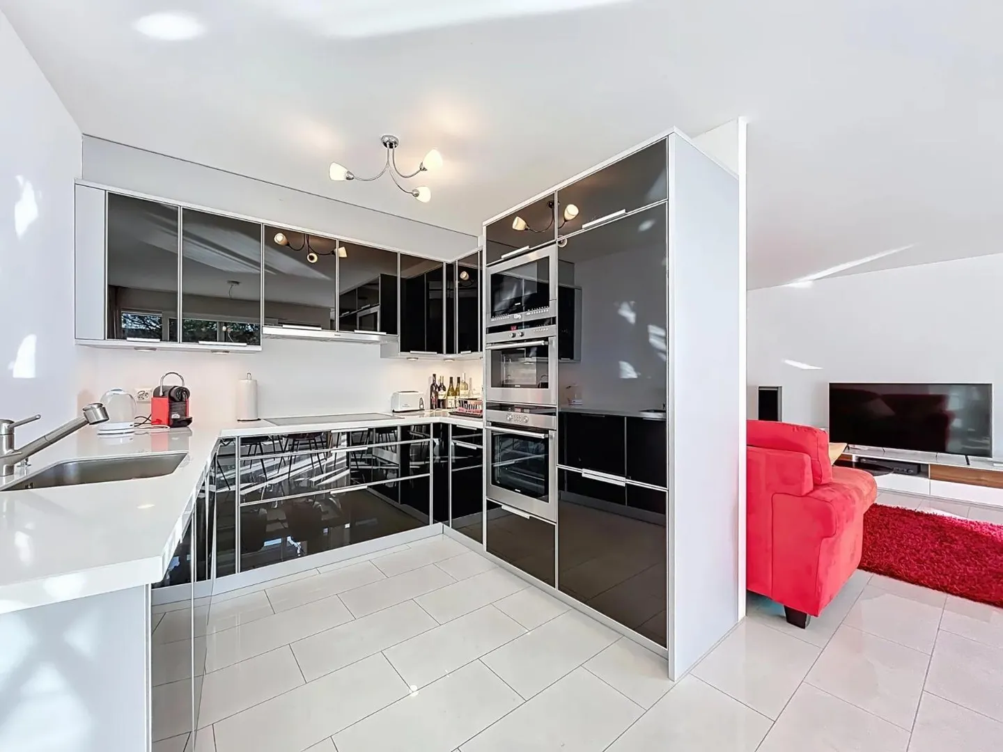 Appartement spacieux de 4,5 pièces dans une résidence moderne avec balcon et terrasse - Photo 4 sur 11