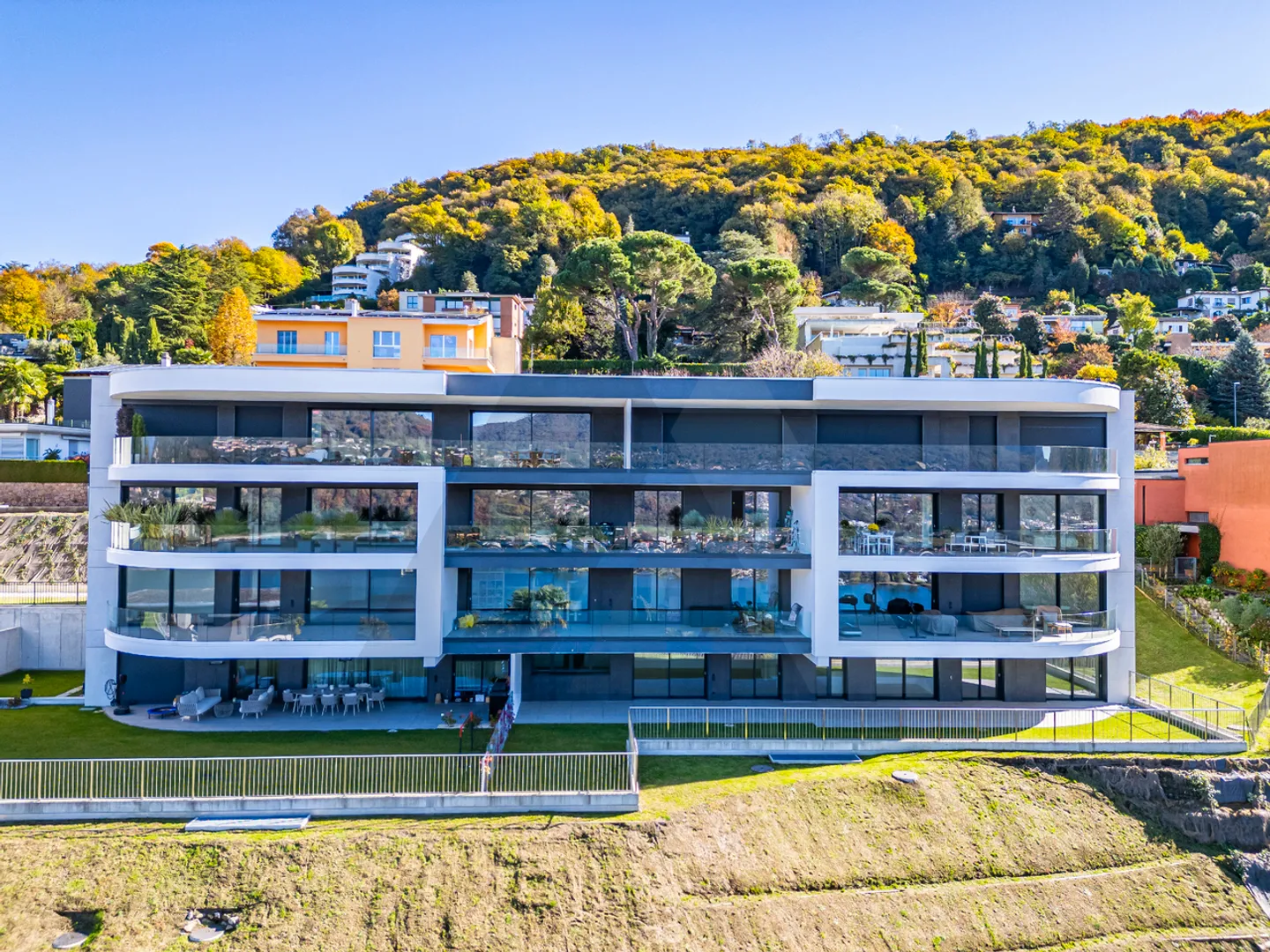 APPARTEMENT ÉLÉGANT AVEC VUE SUR LE LAC À MONTAGNOLA - Photo 2 sur 14