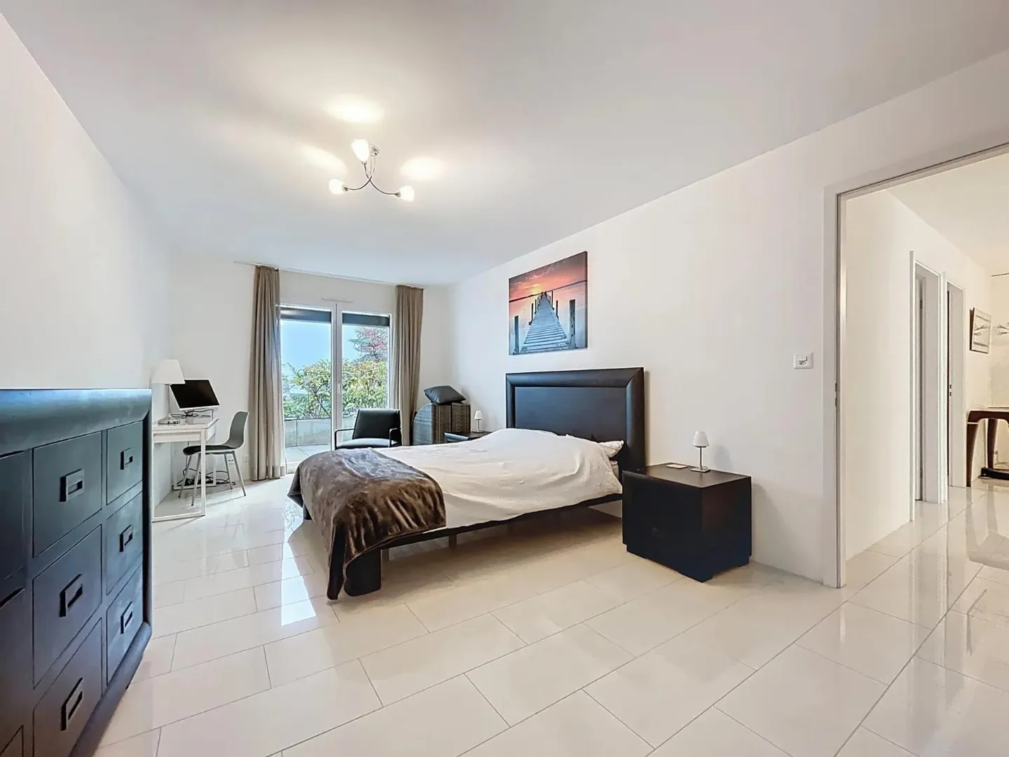 Appartement spacieux de 4,5 pièces dans une résidence moderne avec balcon et terrasse - Photo 5 sur 11