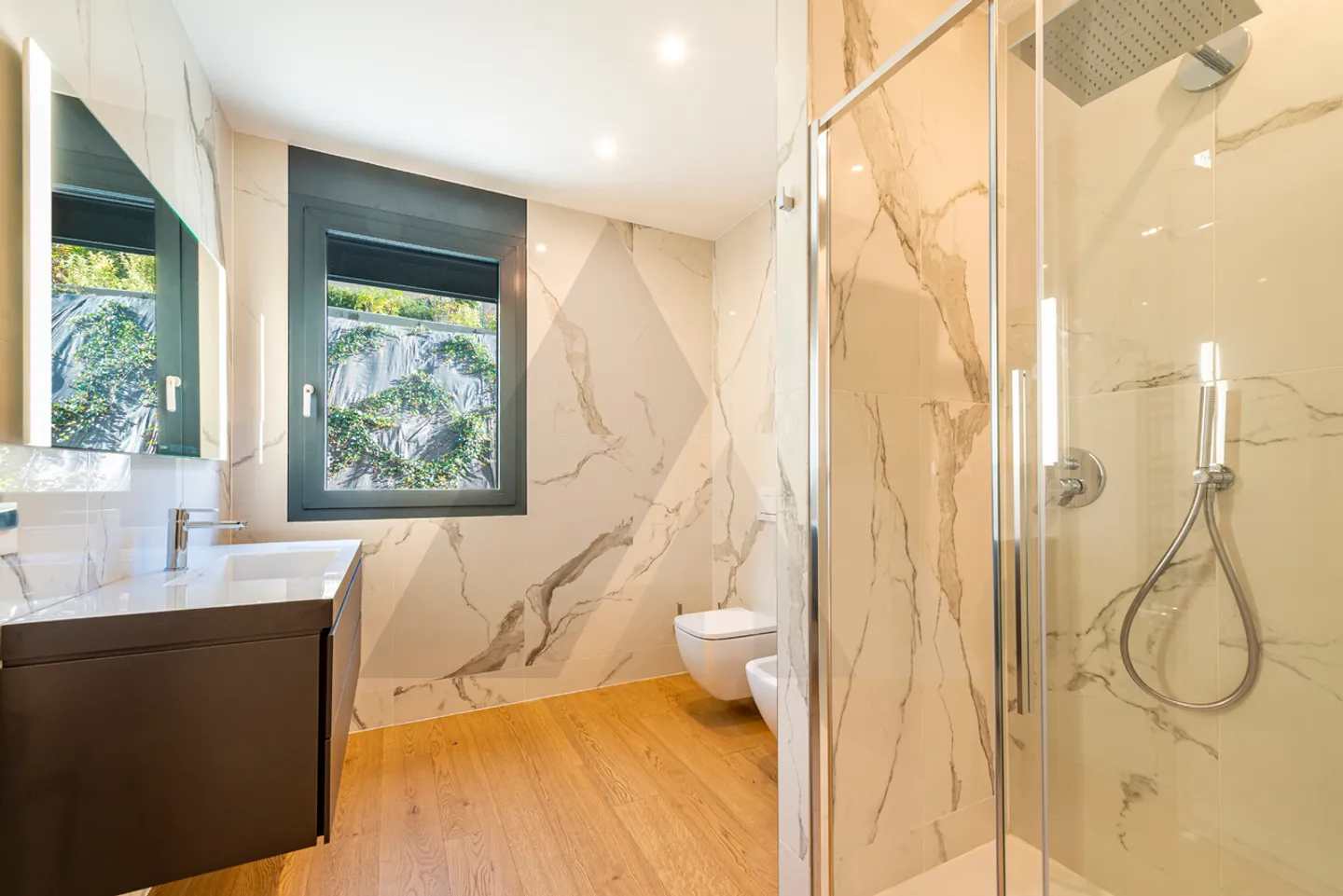 APPARTEMENT ÉLÉGANT AVEC VUE SUR LE LAC À MONTAGNOLA - Photo 11 sur 14