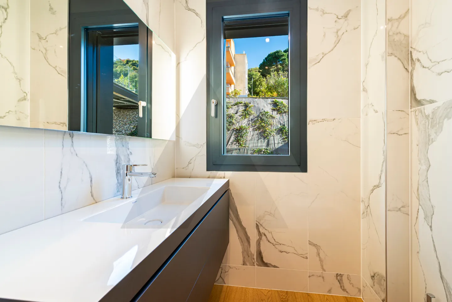 APPARTEMENT ÉLÉGANT AVEC VUE SUR LE LAC À MONTAGNOLA - Photo 8 sur 14