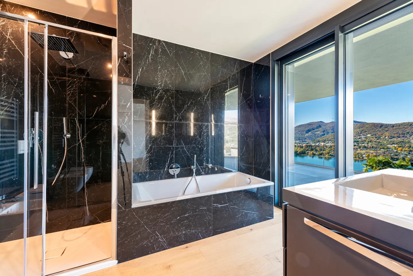 APPARTEMENT ÉLÉGANT AVEC VUE SUR LE LAC À MONTAGNOLA - Photo 9 sur 14