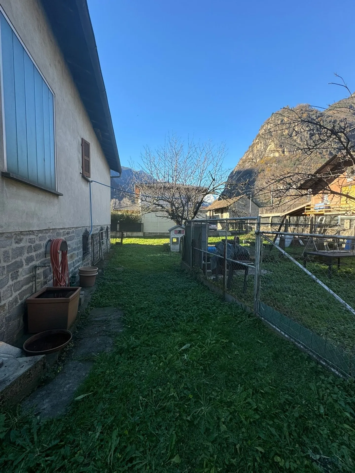 Baugrundstück mit Haus - Foto 4 von 5