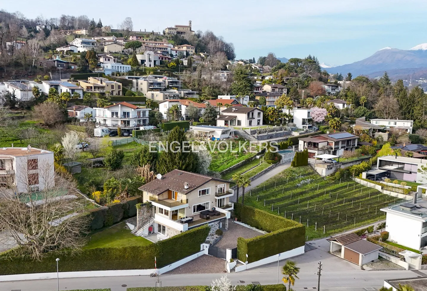Oasi di tranquillità: Villa ristrutturata con ampi spazi e giardino - Foto 1 di 16