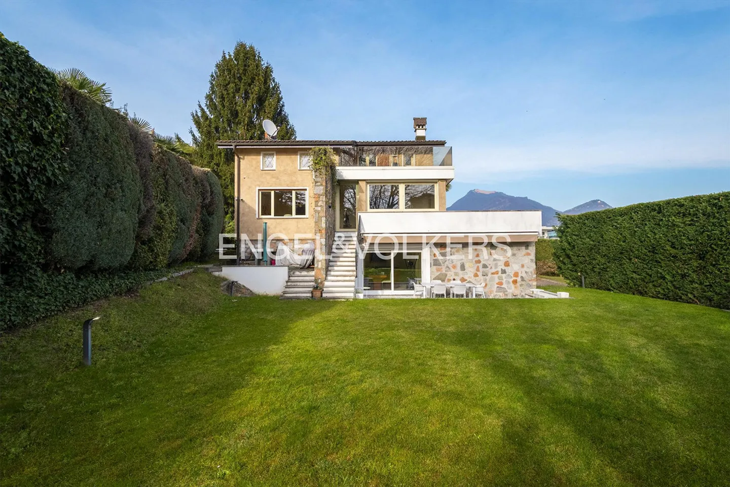 Oasi di tranquillità: Villa ristrutturata con ampi spazi e giardino - Foto 3 di 16