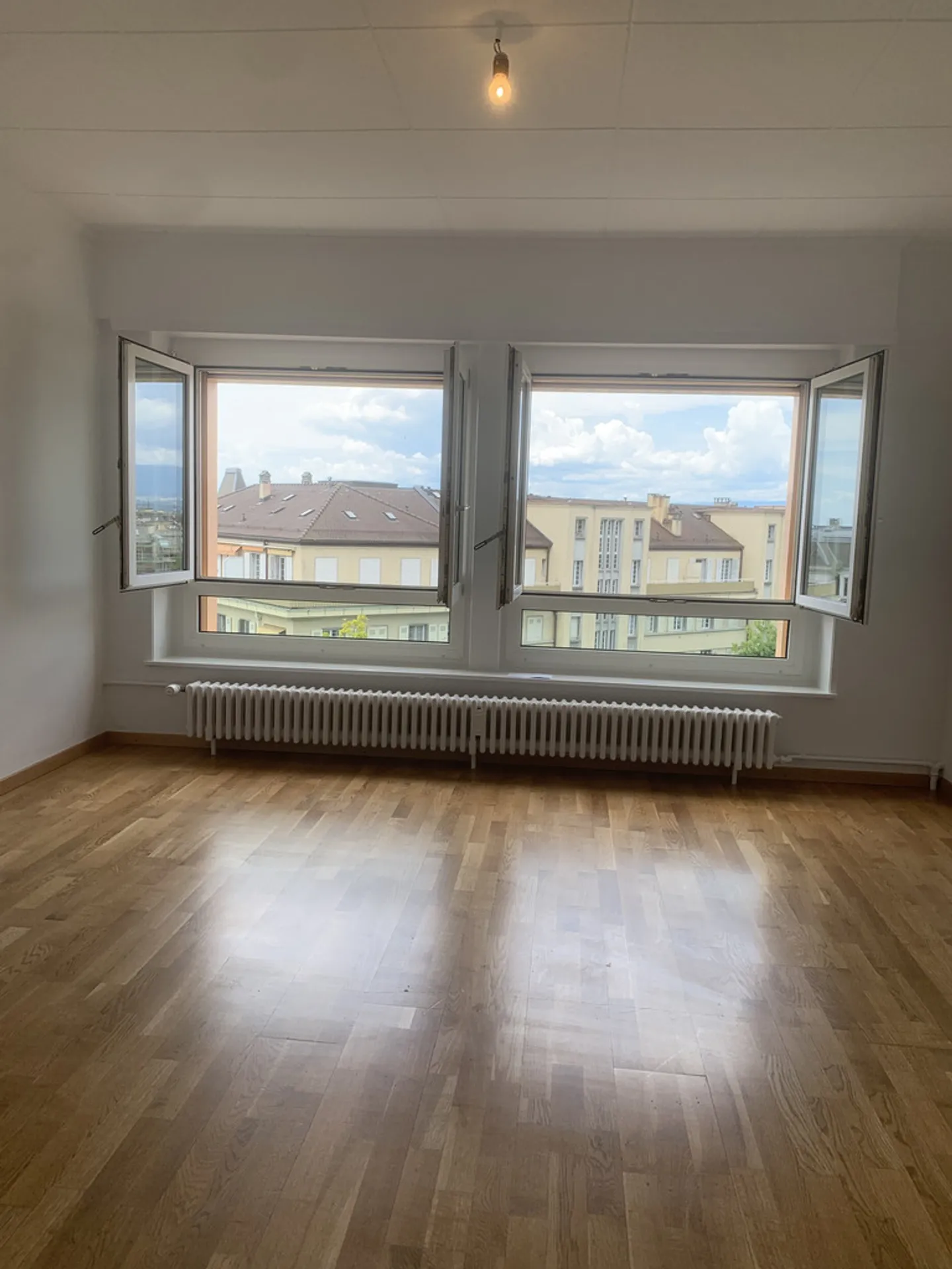 Charming studio located under the Lausanne train station - Photo 2 of 5