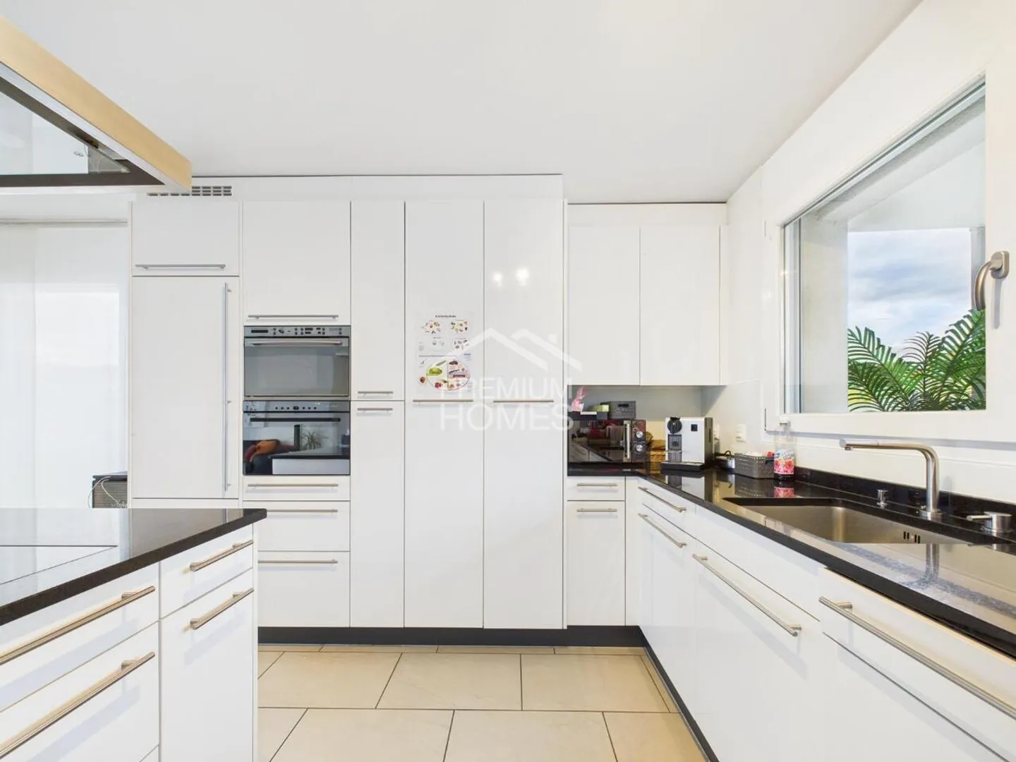 Living with breathtaking lake and mountain views - Photo 2 of 7