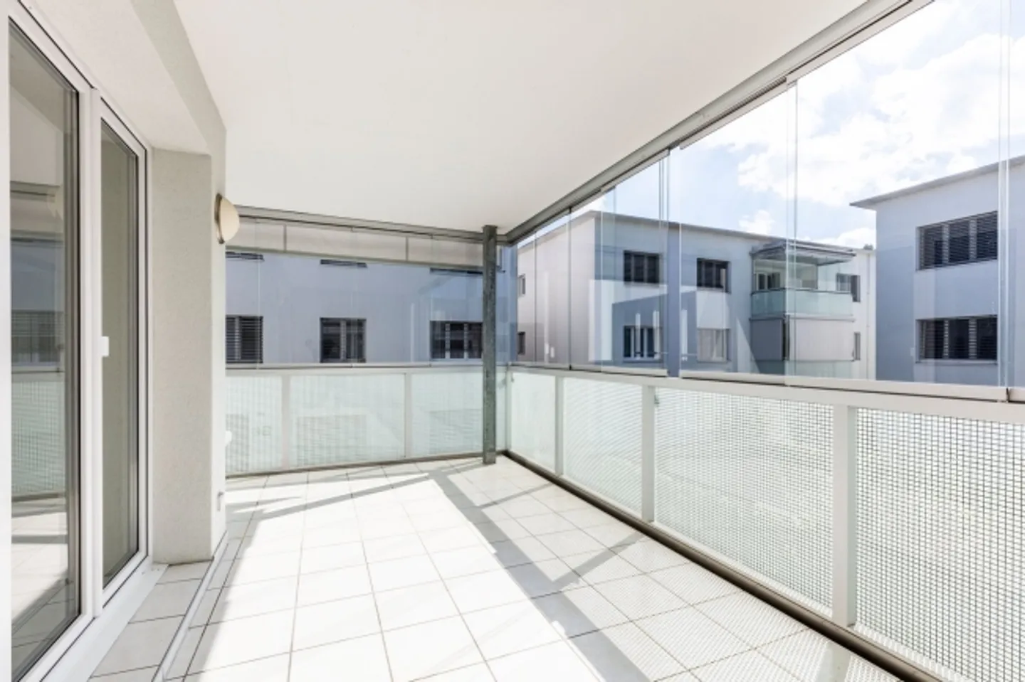 Dreamlike 2.5-room apartment with glazed balcony - Photo 7 of 9