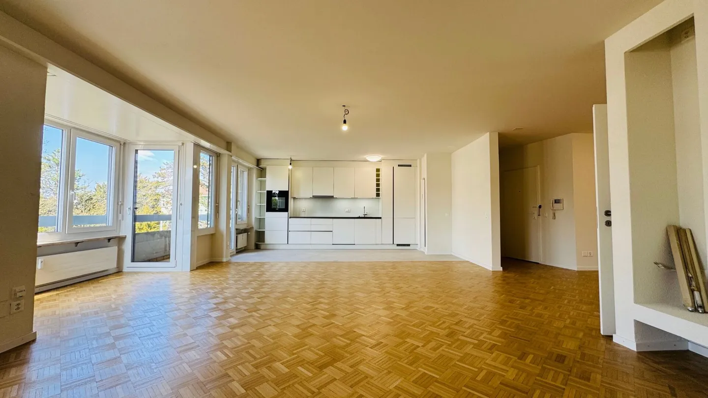 Completely renovated 4.5-room apartment with 2 bathrooms, 2 balconies and XXL underground parking space - directly at Schützenmattpark - Photo 4 of 15