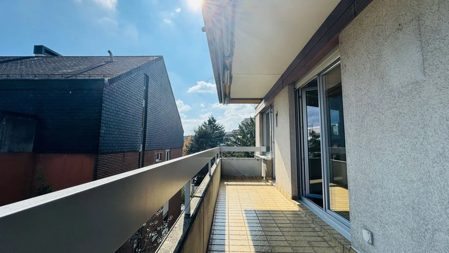 Completely renovated 4.5-room apartment with 2 bathrooms, 2 balconies and XXL underground parking space - directly at Schützenmattpark - Photo 14 of 15